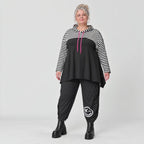 Gerader Kapuzenüberwurf aus weichem Stretchjersey in Schwarz/Weiß/Pink mit Streifenmuster