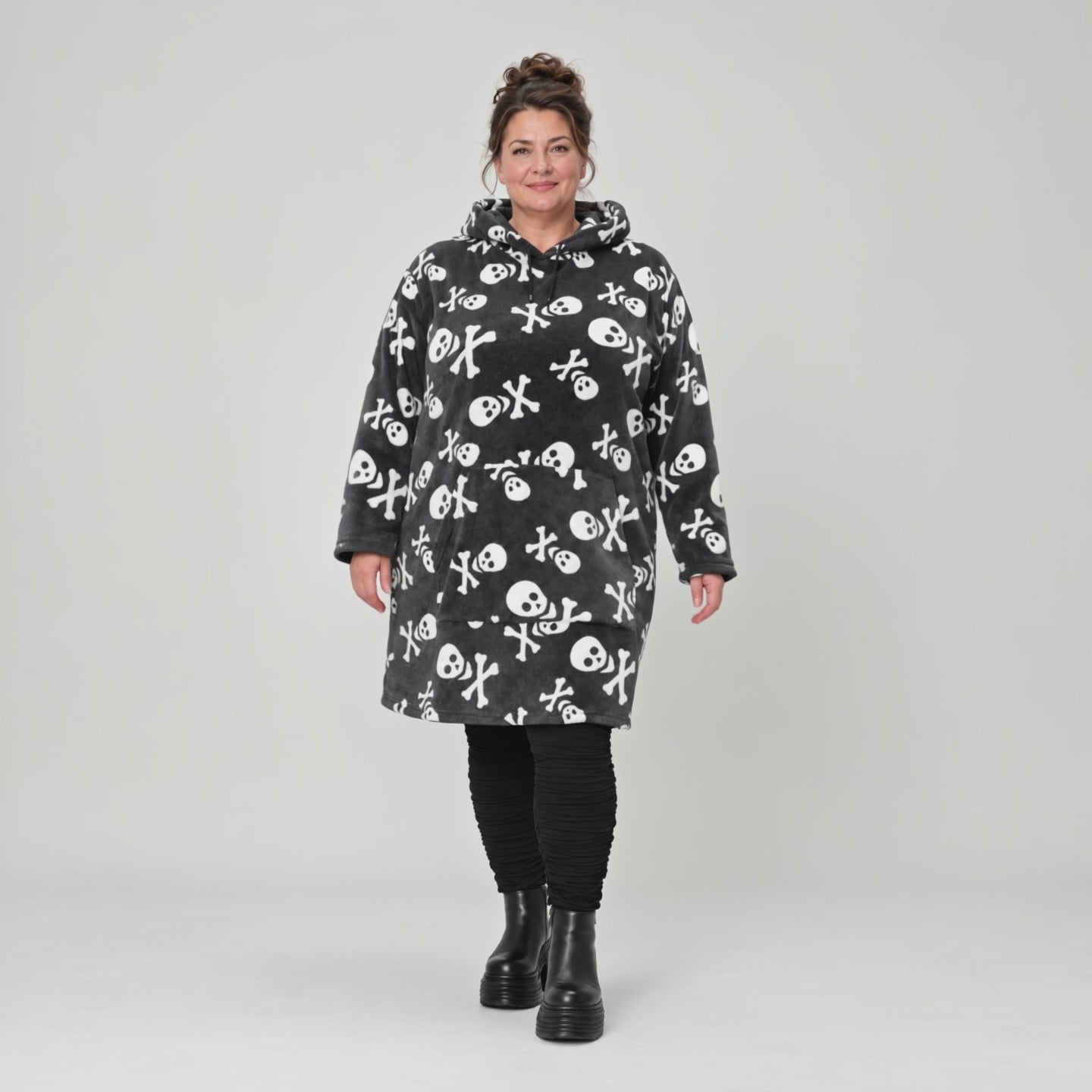 Kuscheliges Plüsch Hoodiekleid in Grau/Weiß mit Tunnelzugkapuze gerader Form und Langarm