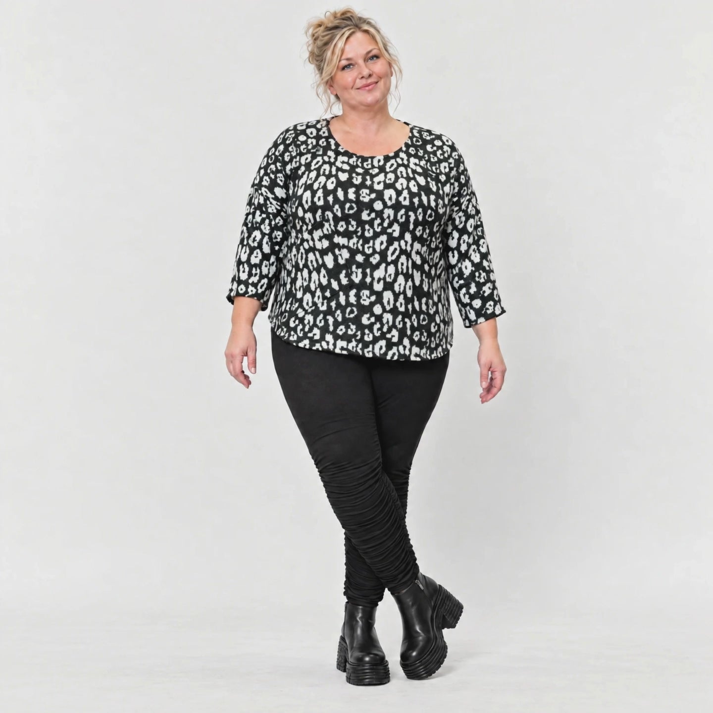 Italienisches Langarmshirt aus flauschigem Feinstrick in Schwarz/Weiß mit Rundhals