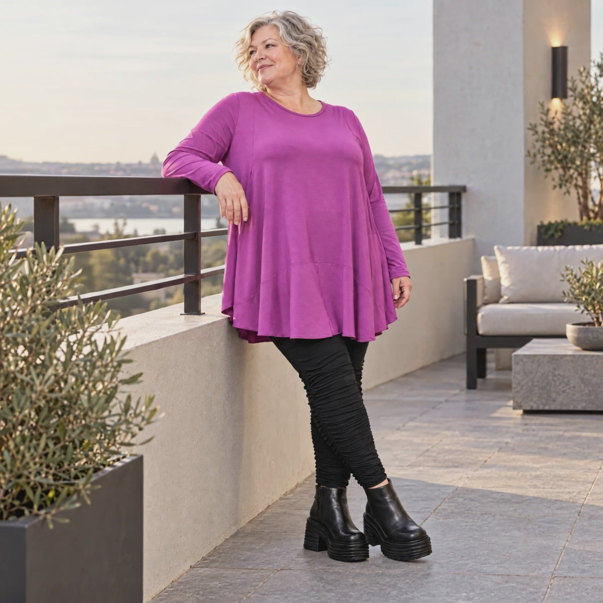 Langarmshirt in Beere aus weichem Modalstretch mit Rundhalsausschnitt und Seitentaschen