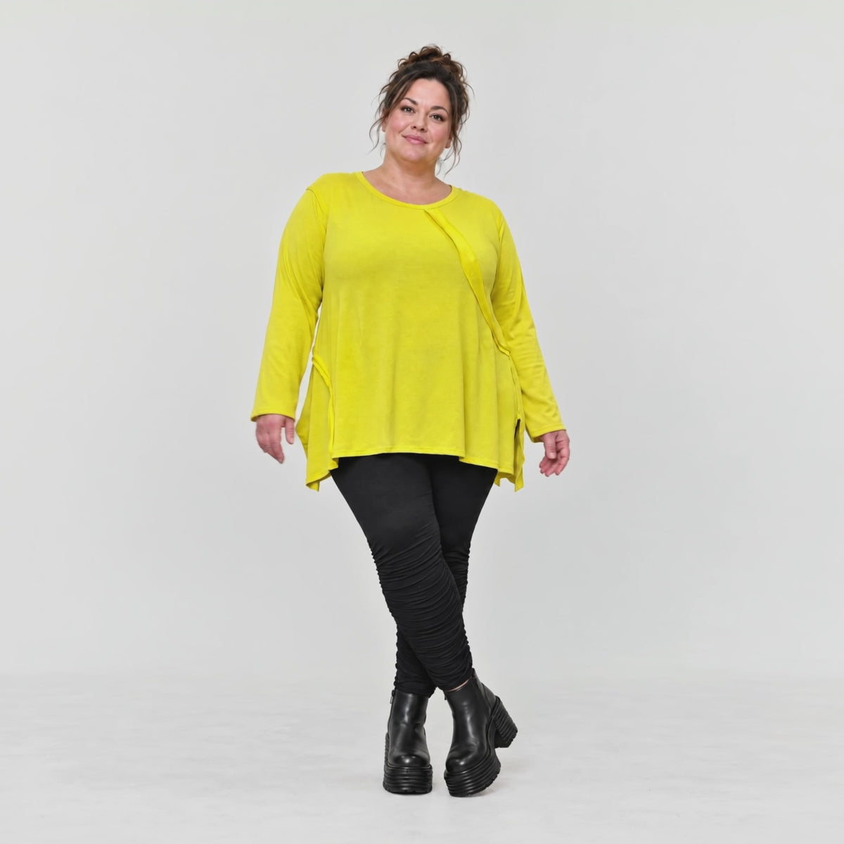 Langarmshirt in strahlendem Gelb mit fließender A-Linie aus weichem Baumwolljersey