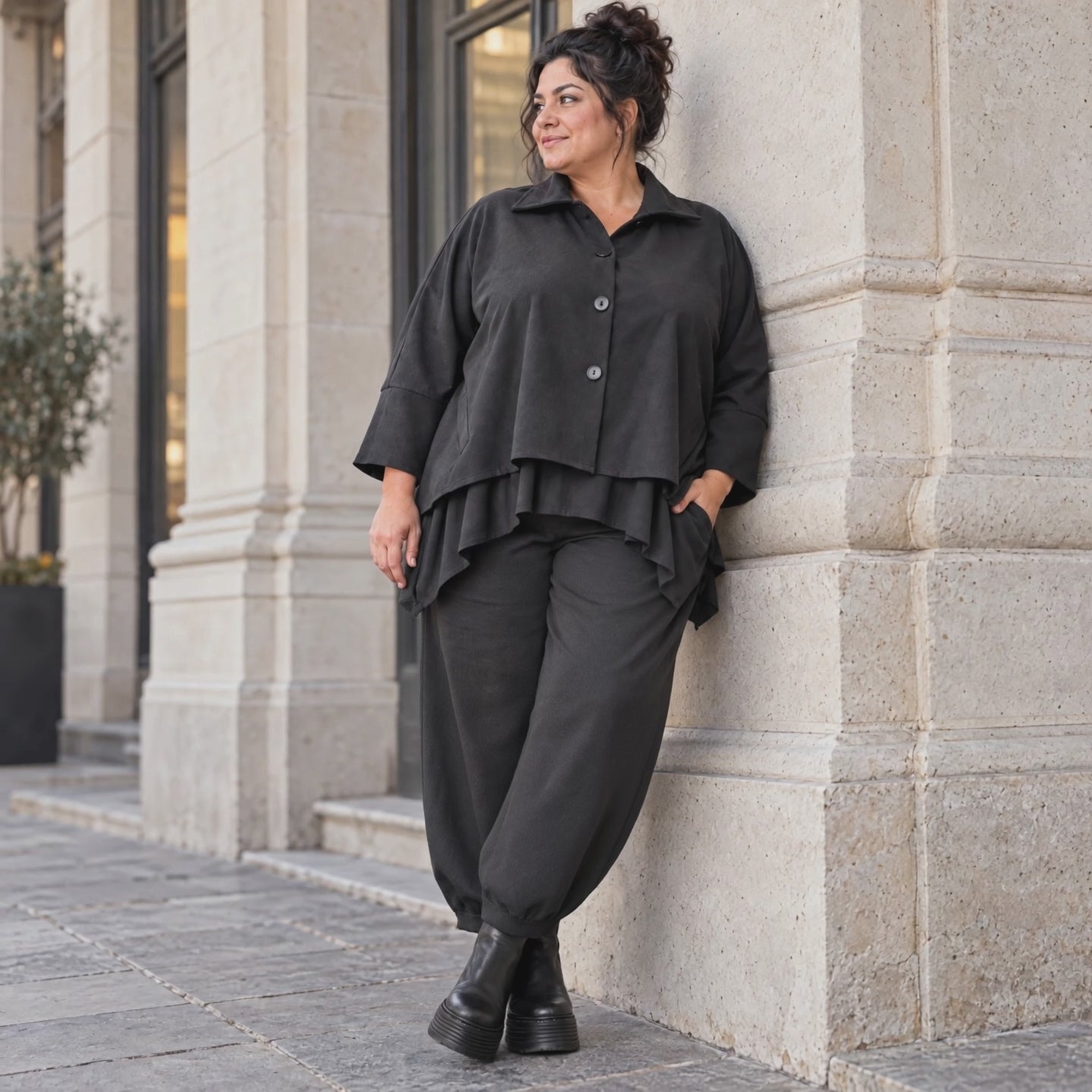 Schwarze Denimballonhose mit Stretch und bequemem Schlupfbund in weiter Passform