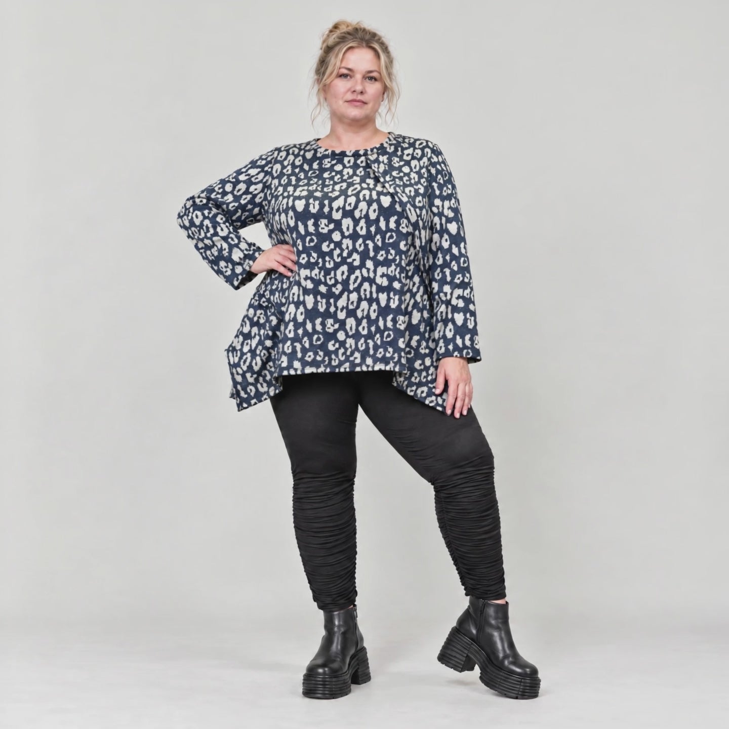 Weiches Langarmshirt aus flauschigem Feinstrick in Marineblau/Grau mit fließender A-Linie