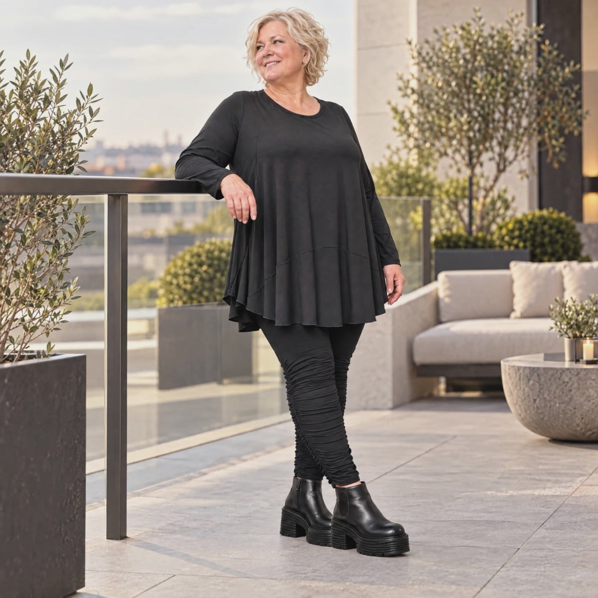 Basic Langarmshirt in Schwarz aus weichem Modal mit Stretch und praktischen Seitentaschen