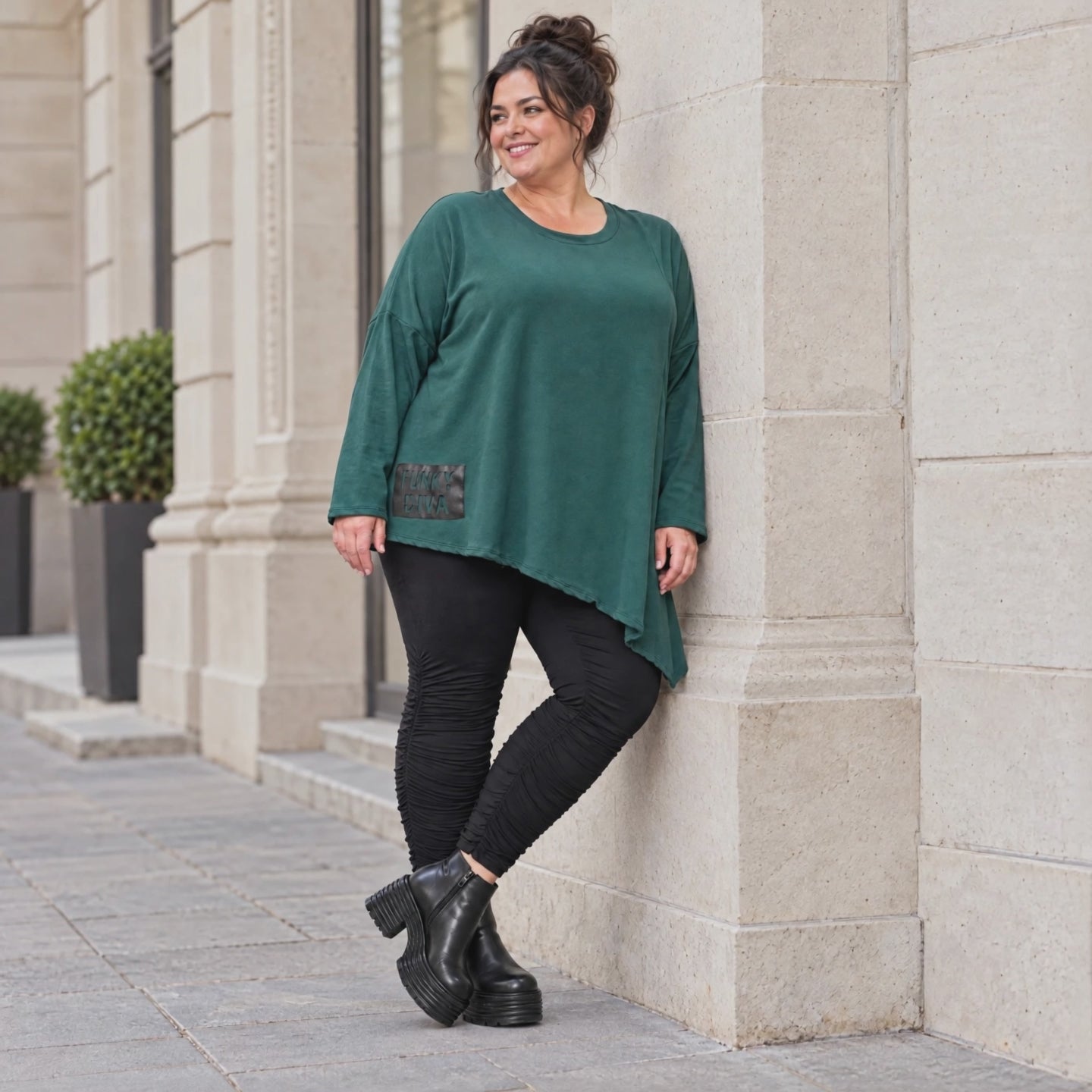 Langarmshirt in Dunkelgrün mit asymmetrischem Zipfelsaum aus feinem weichem Stretchjersey