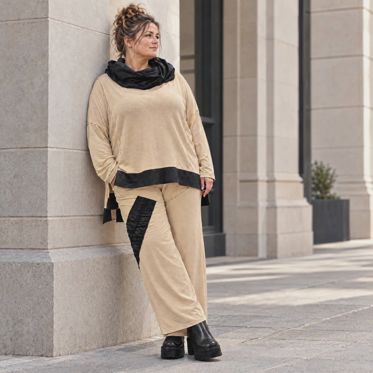 Rollkragenshirt aus Viskosejersey mit Taftdetail asymmetrisch vorne kurz hinten lang