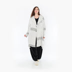 Ballonmantel in Schwarz Ecru Jacquard mit Rippenmuster Kragen Knöpfen und Seitentaschen