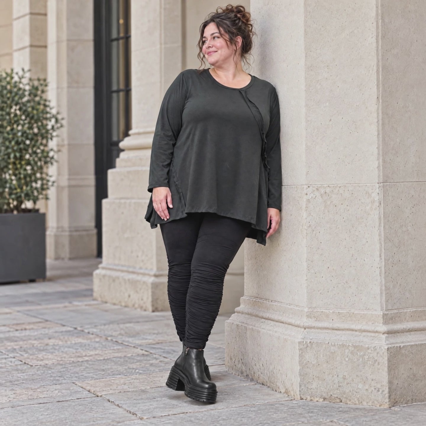 Schwarzes Langarmshirt Basic in fließender A-Linie aus weichem Stretchjersey aus Italien
