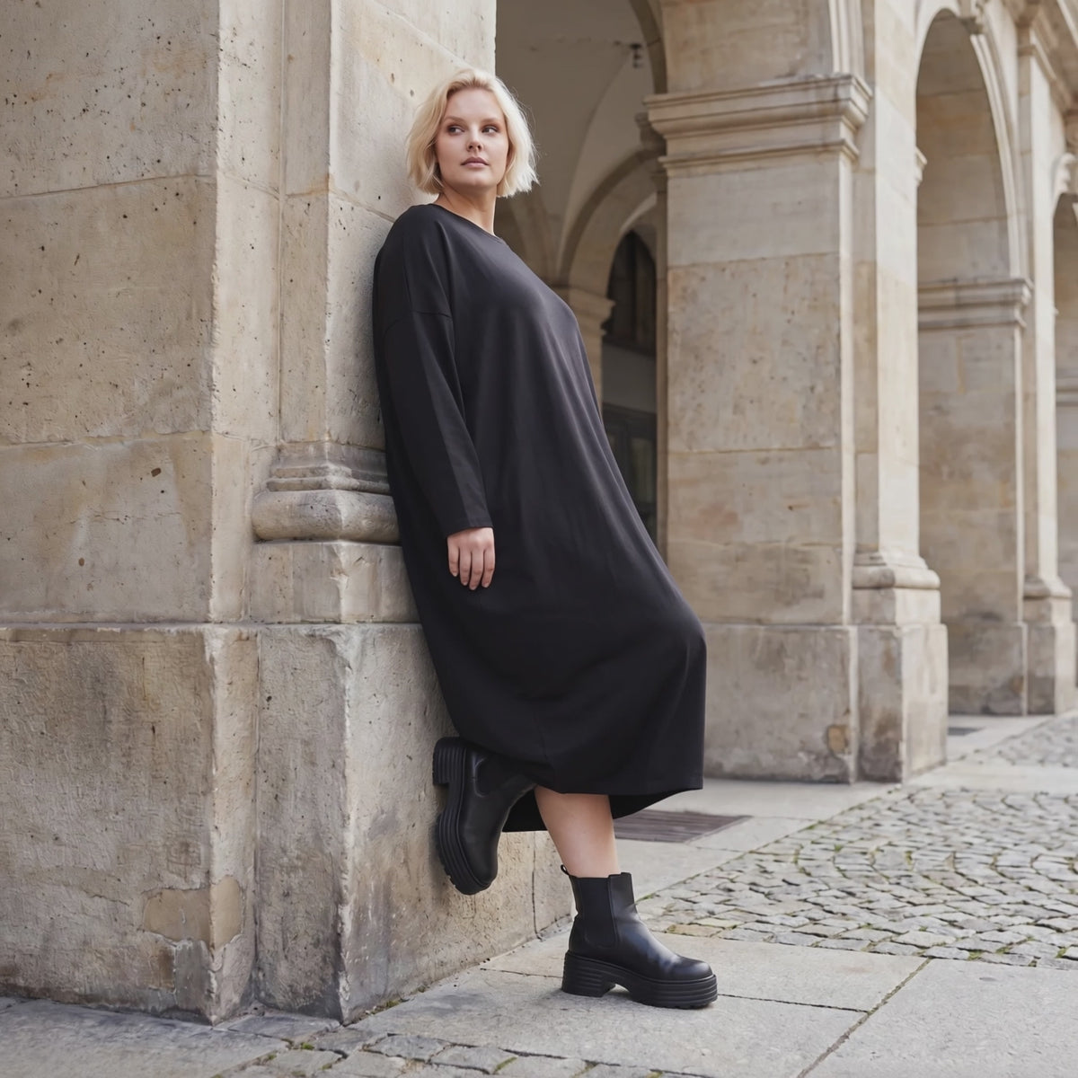 Jerseykleid in Ballonform mit V-Ausschnitt aus Stretchjersey und elastischem Saum