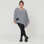 Langarmshirt in Dunkelblau/Weiß aus weichem Stretchjersey mit asymmetrischem Zipfelsaum