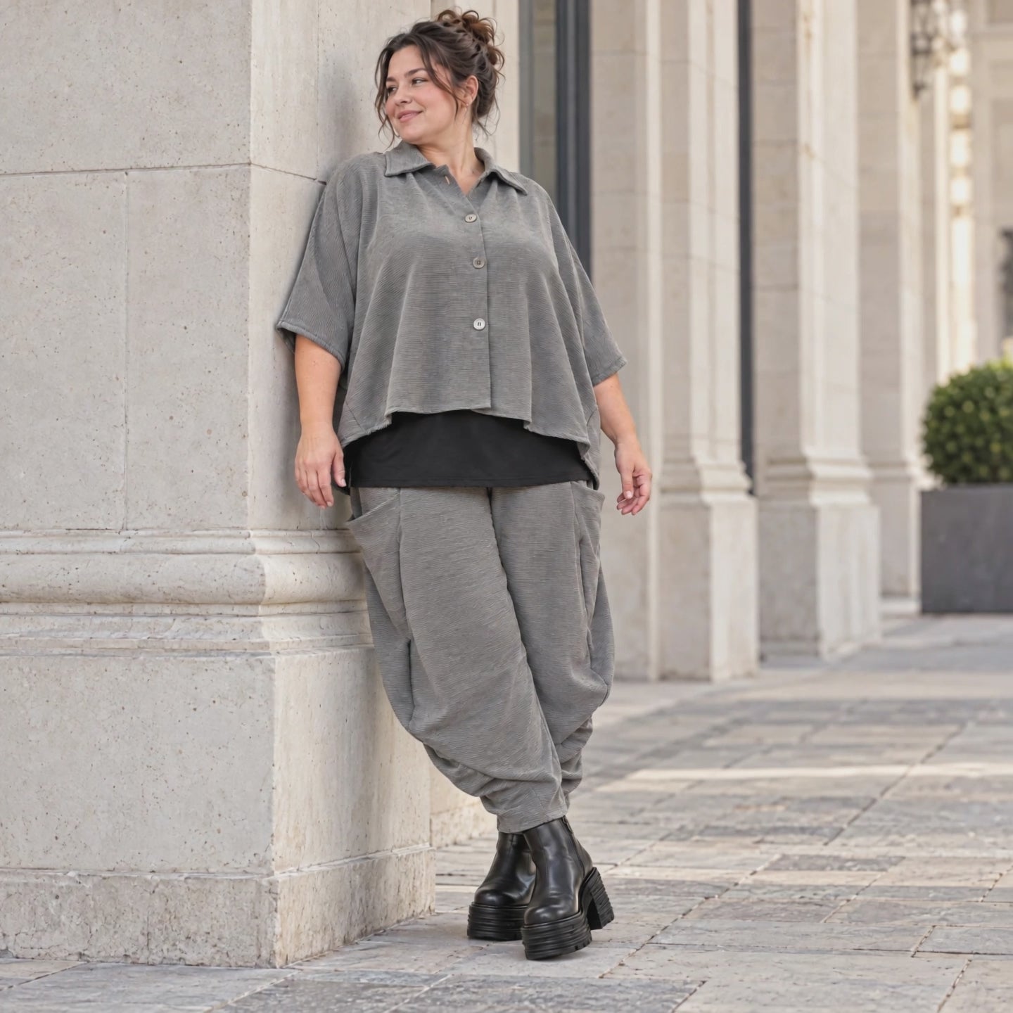 Hemdbluse in Dunkelgrau aus Ribbstoff mit Stretch und Hemdkragen im gerundeten Schnitt