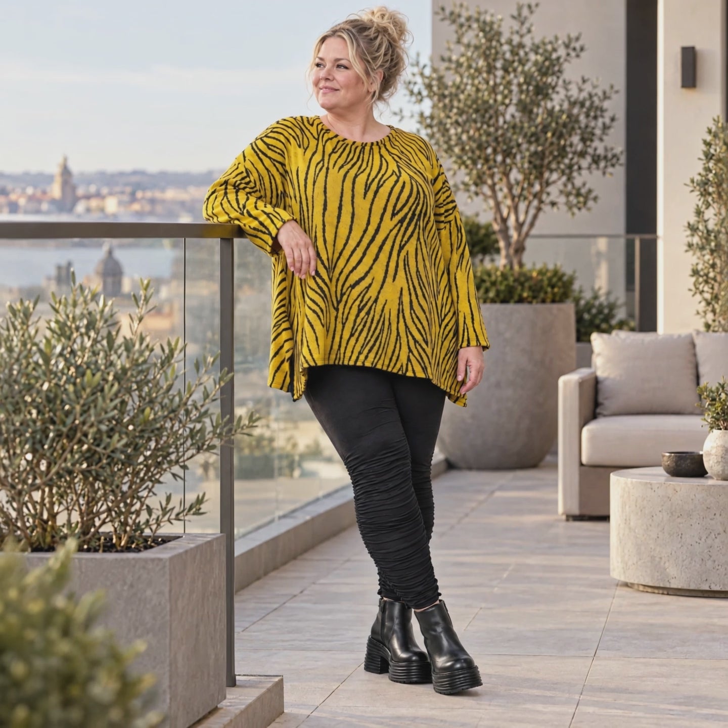 Flauschiges Strickshirt in Gelb/Schwarz mit Zebramuster in lockerer A-Linie und Schlitzen