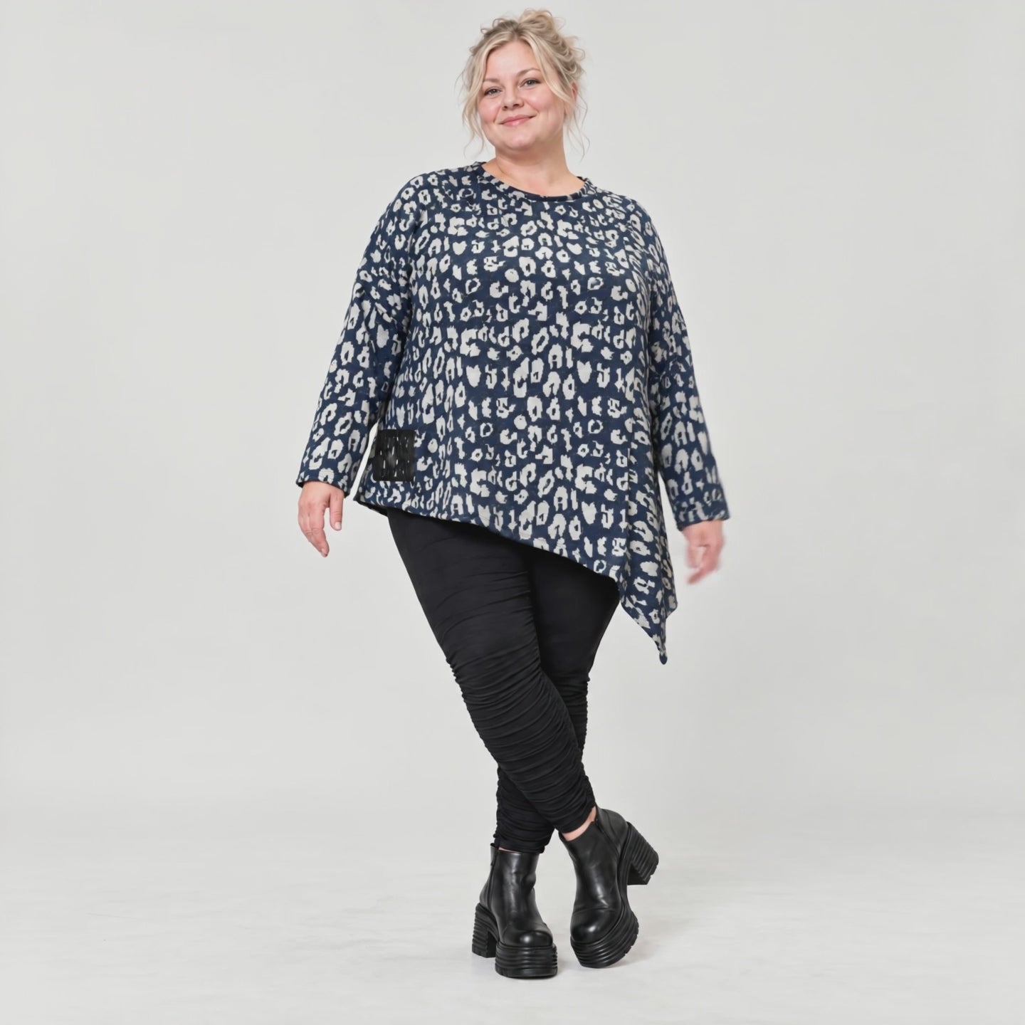 Asymmetrisches Feinstrickshirt in Marineblau/Grau mit Zipfelsaum und Rundhalsausschnitt