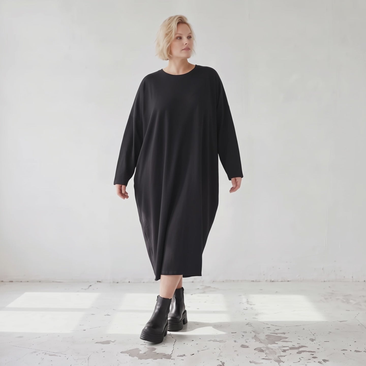 Jerseykleid in Ballonform mit V-Ausschnitt aus Stretchjersey und elastischem Saum