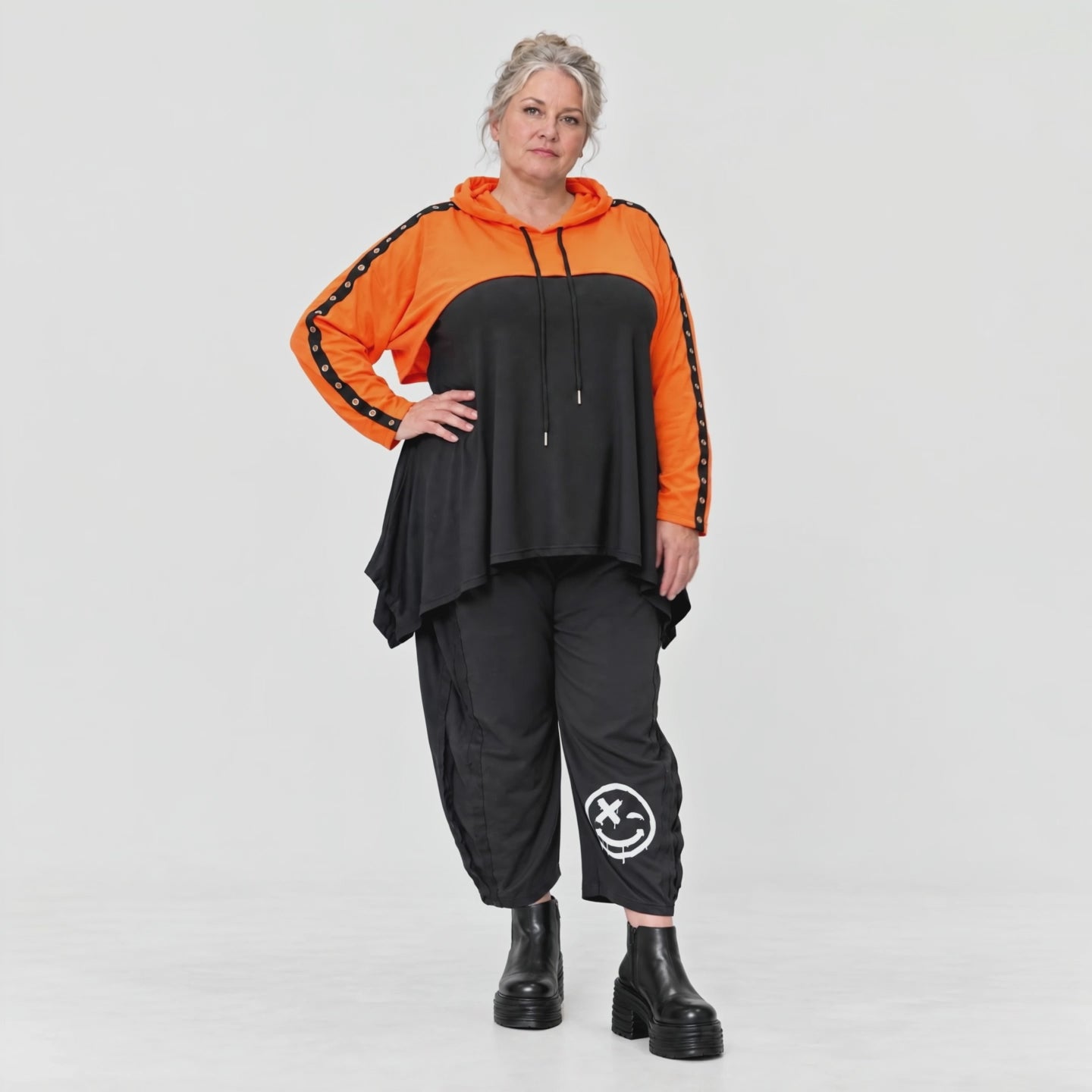 Kapuzenüberwurf in leuchtendem Orange aus feinem Stretchjersey mit Tunnelzug und Vokuhila