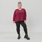Kuscheliges Feinstrickshirt in Rot/Weiß mit V-Ausschnitt und kastiger Form für Wintertage