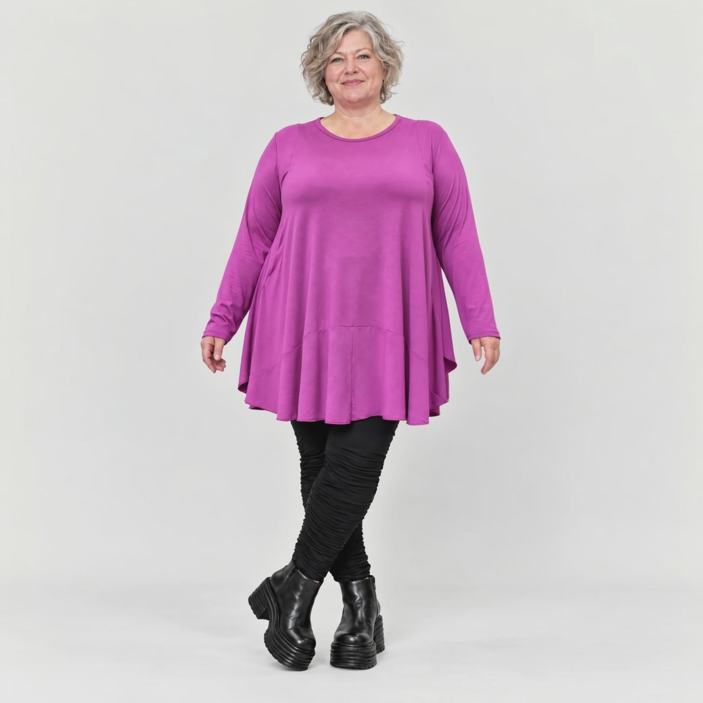 Langarmshirt in Beere aus weichem Modalstretch mit Rundhalsausschnitt und Seitentaschen