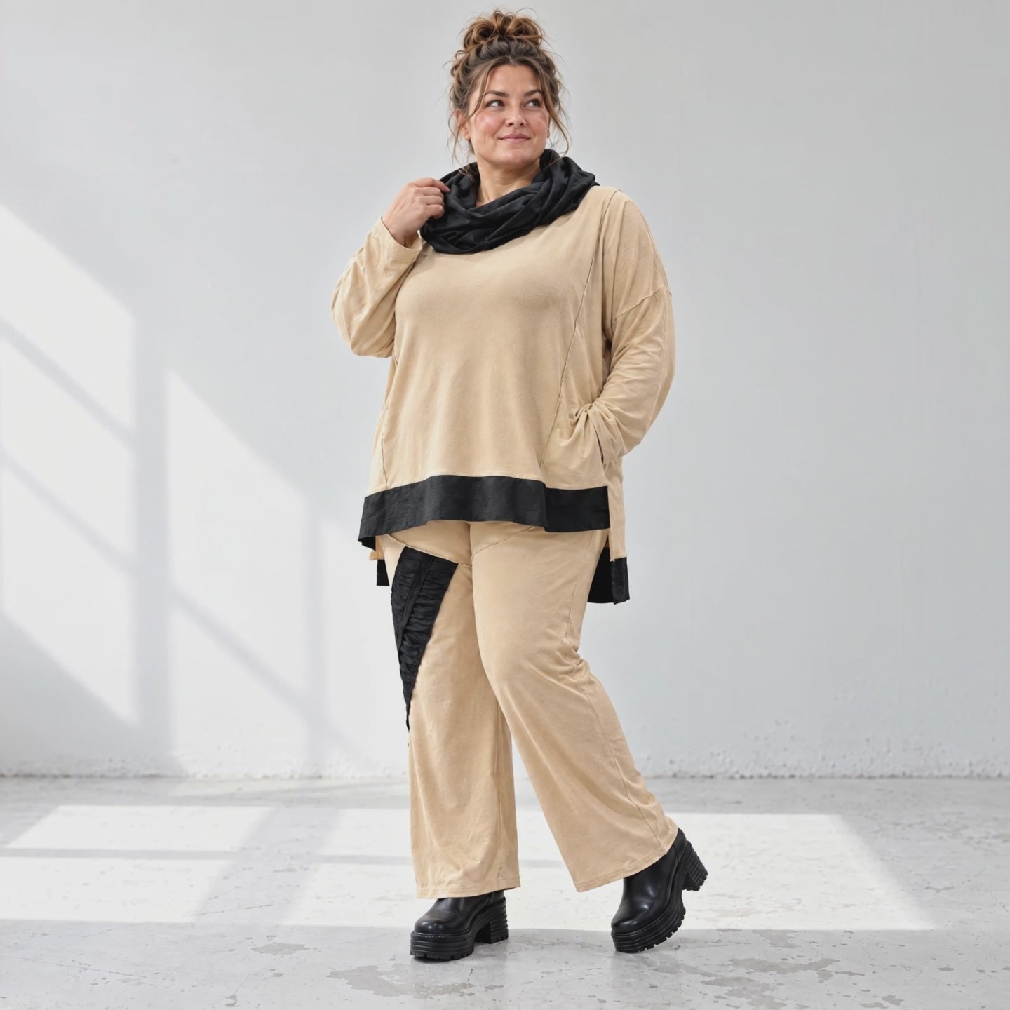 Rollkragenshirt aus Viskosejersey mit Taftdetail asymmetrisch vorne kurz hinten lang