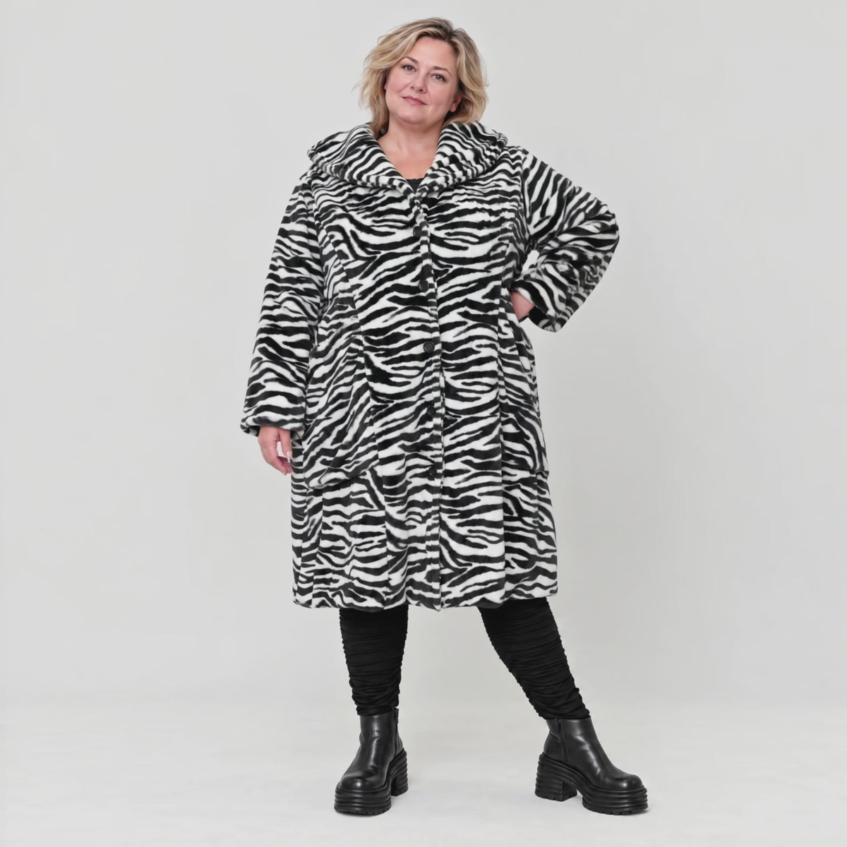 Lässiger Plüschmantel Schwarz/Weiß in Ballonform mit Hemdkragen und aufgesetzten Taschen