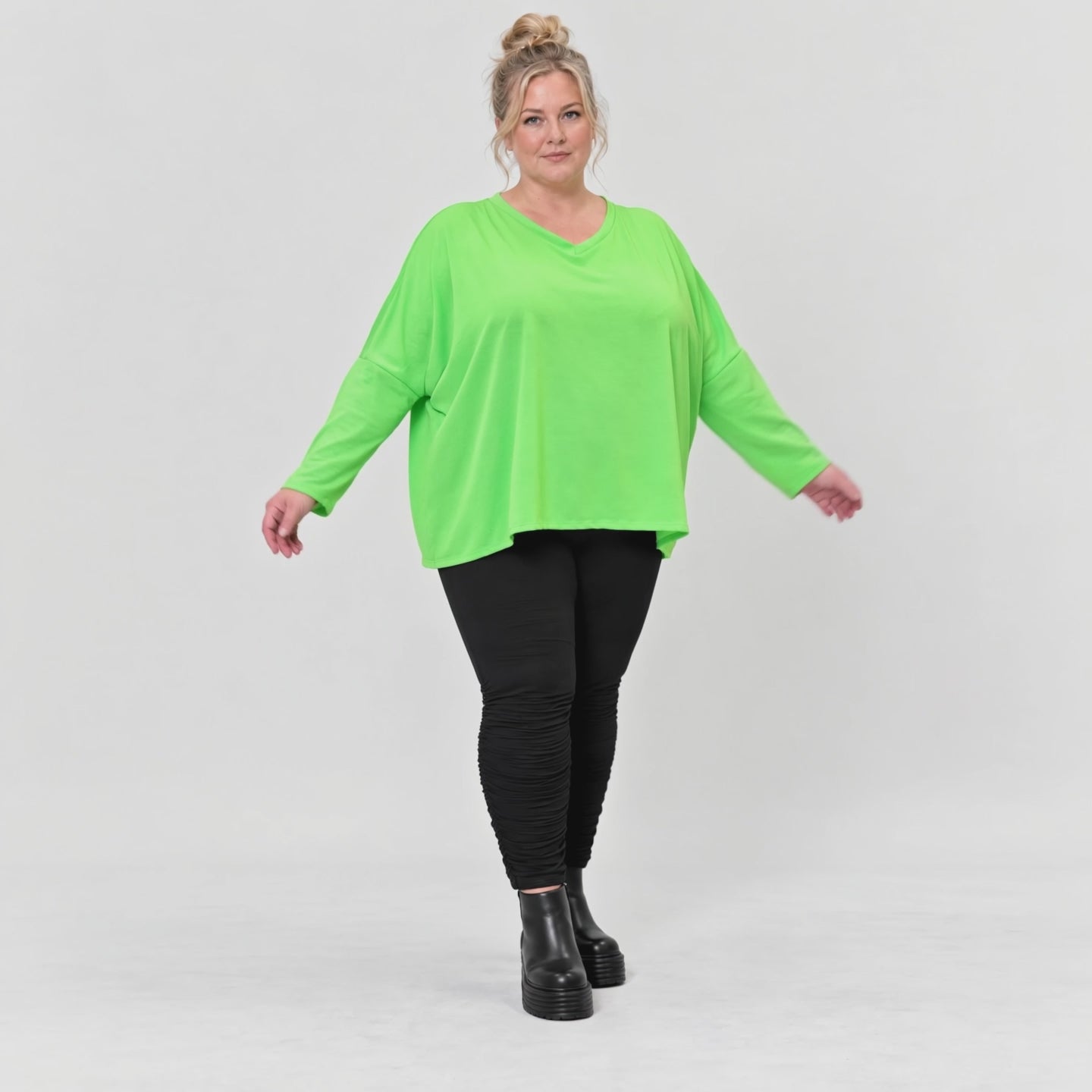 Langarmshirt in sattem Grün aus weichem Stretchjersey mit V-Ausschnitt im kastigen Schnitt