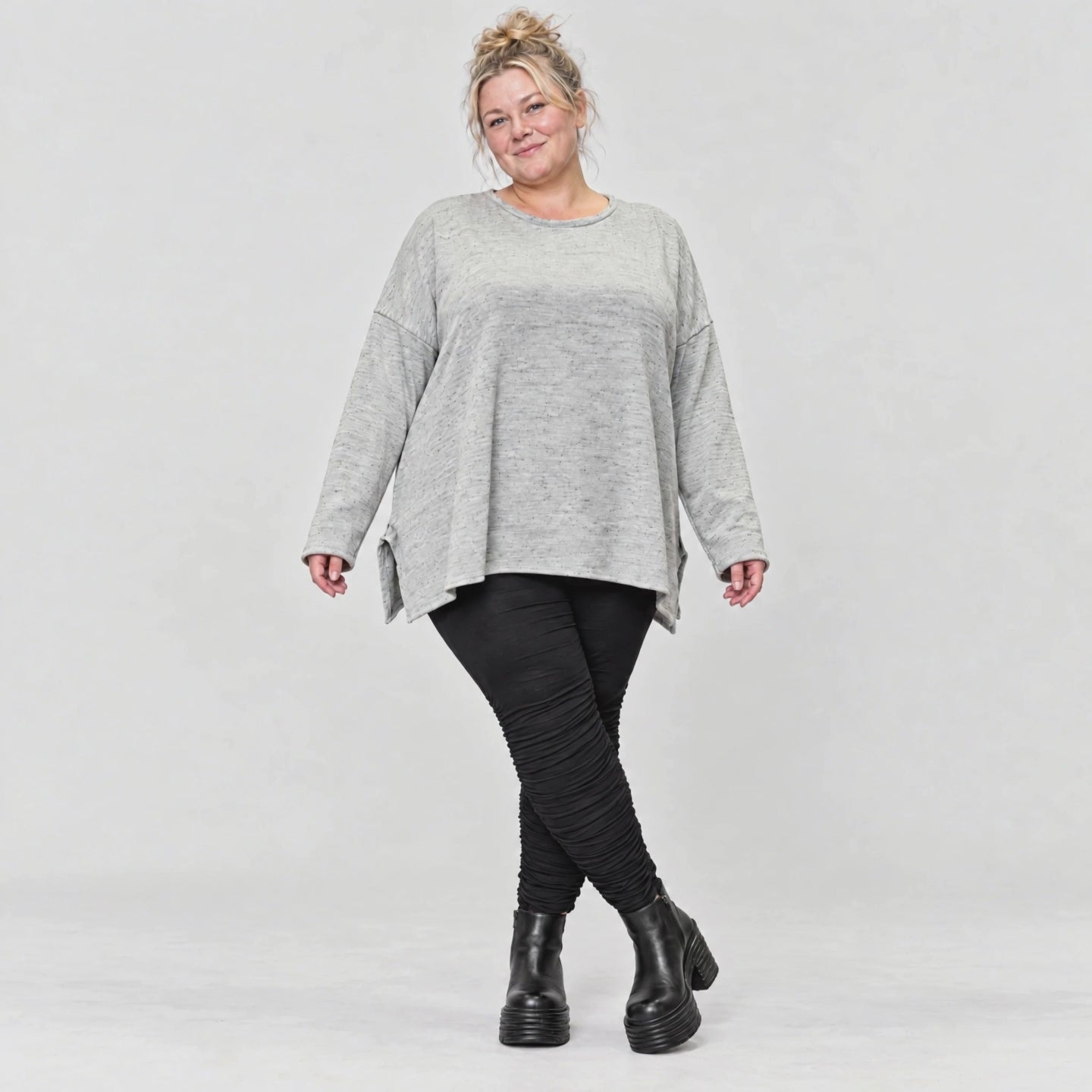 Kuscheliges Feinstrickshirt in Grau/Schwarz Melange mit fließender A-Linie aus Italien