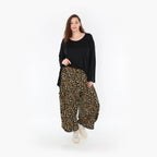 Ballonhose in schwarzbraungrünem Animallook aus Viskosejersey mit Taschen und Komfortbund