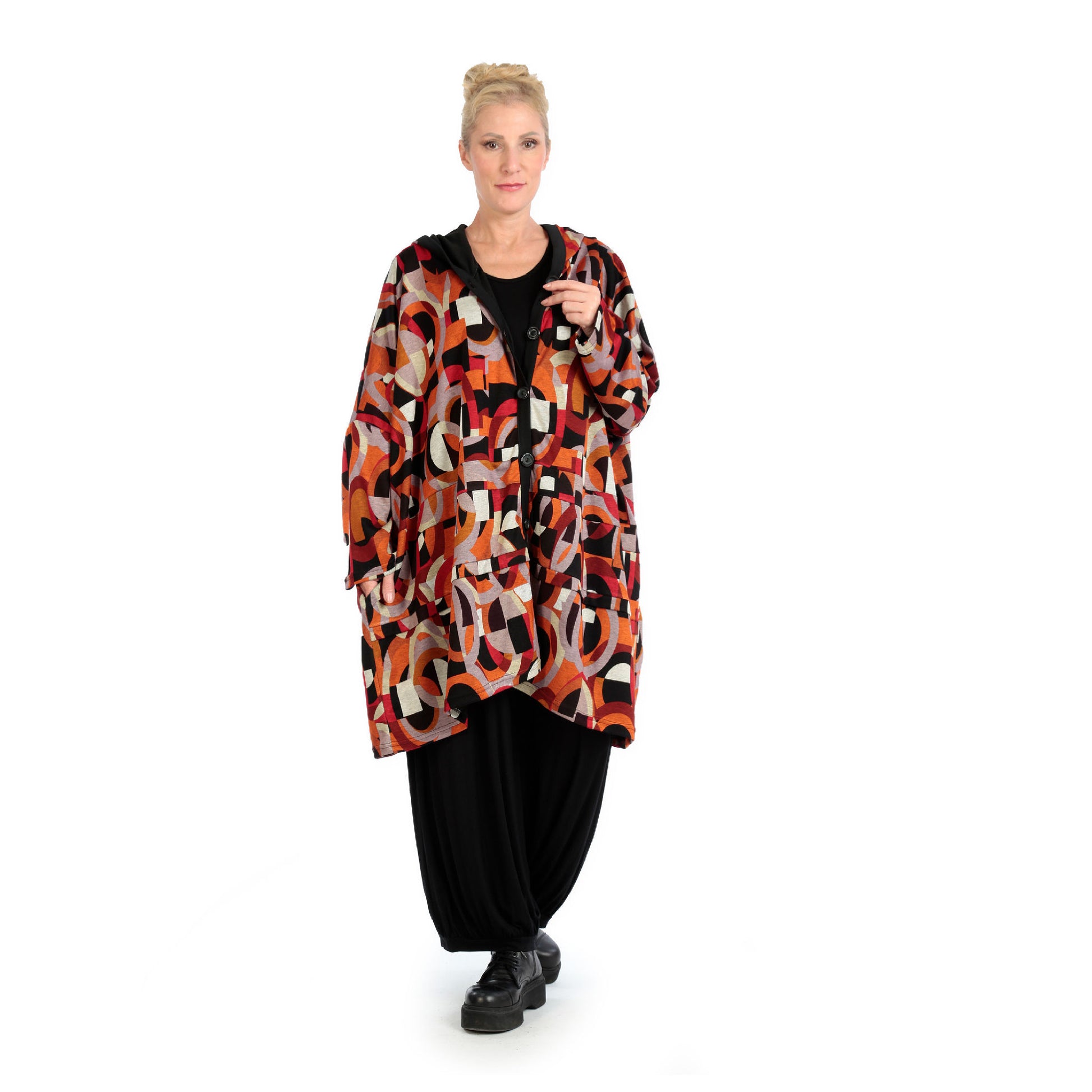  Exklusive Oversize-Jacke im grafischen Lagenlook aus hochwertigem Materialmix in Rot-Orange-Schwarz