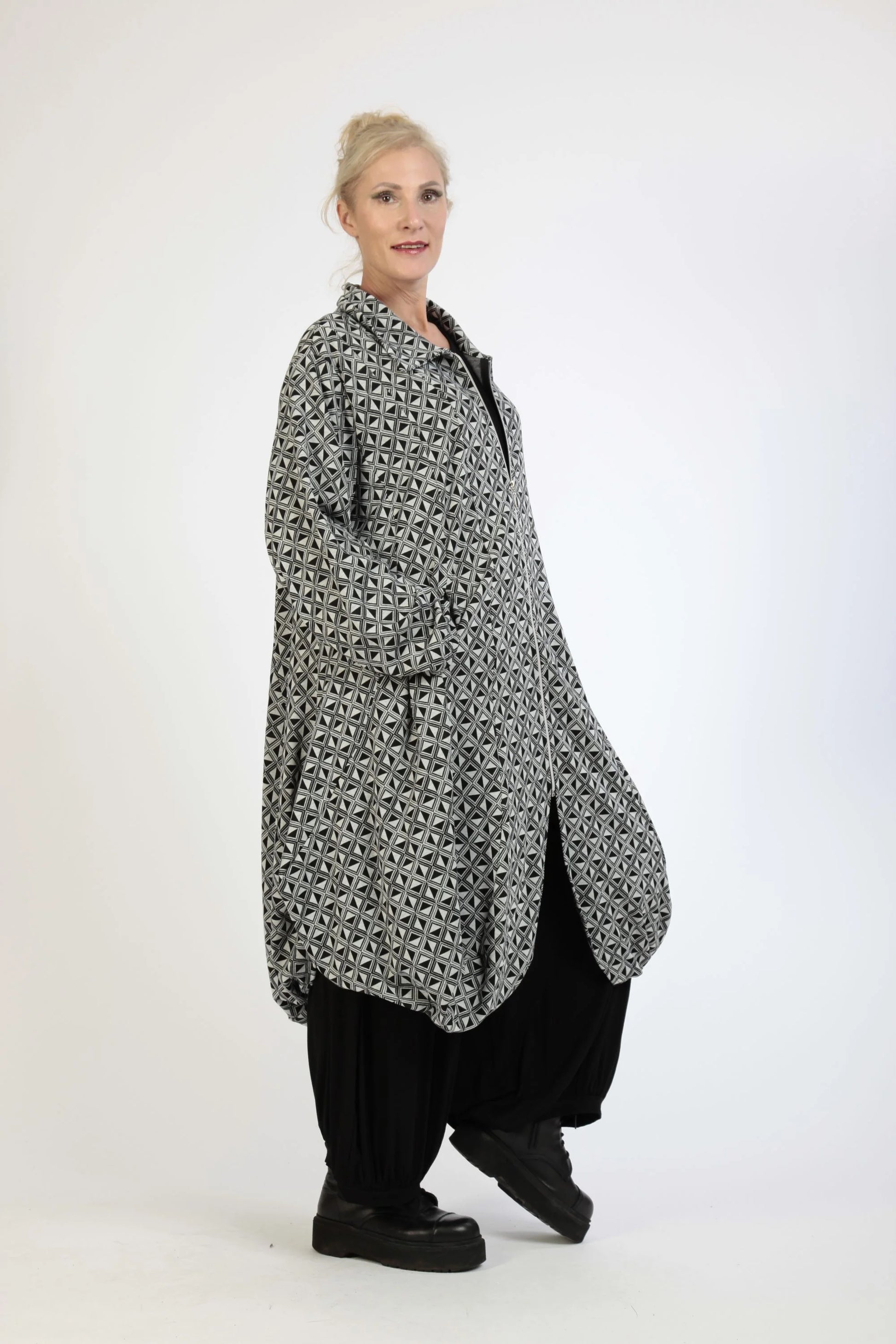  Oversize Ballonmantel im grauschwarzen Argyle-Look aus feinstem Feinstrick für Herbst und Winter