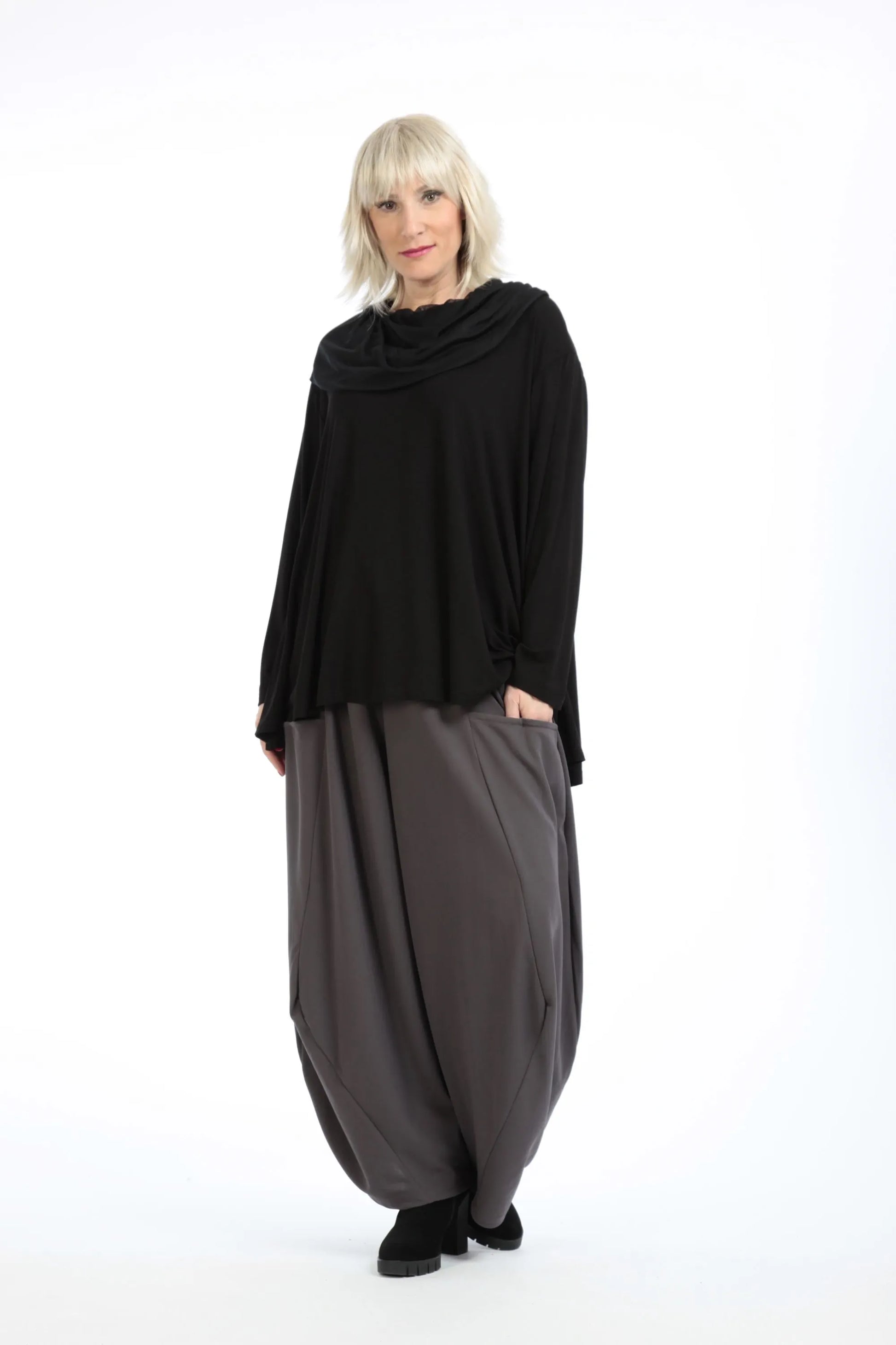  A-Form Shirt in elegantem Schwarz aus softem Jersey mit feinem Stretch und lässiger Oversize-Passform