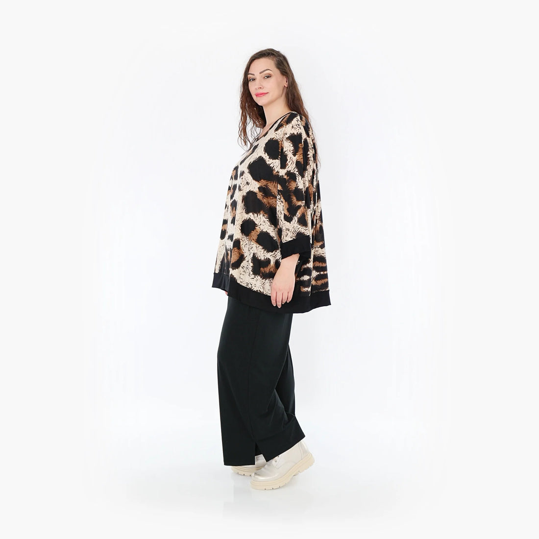  Lässiges Oversize-Shirt mit V-Ausschnitt im Leopardenmuster in Beige, Schwarz und Braun für Plus Size