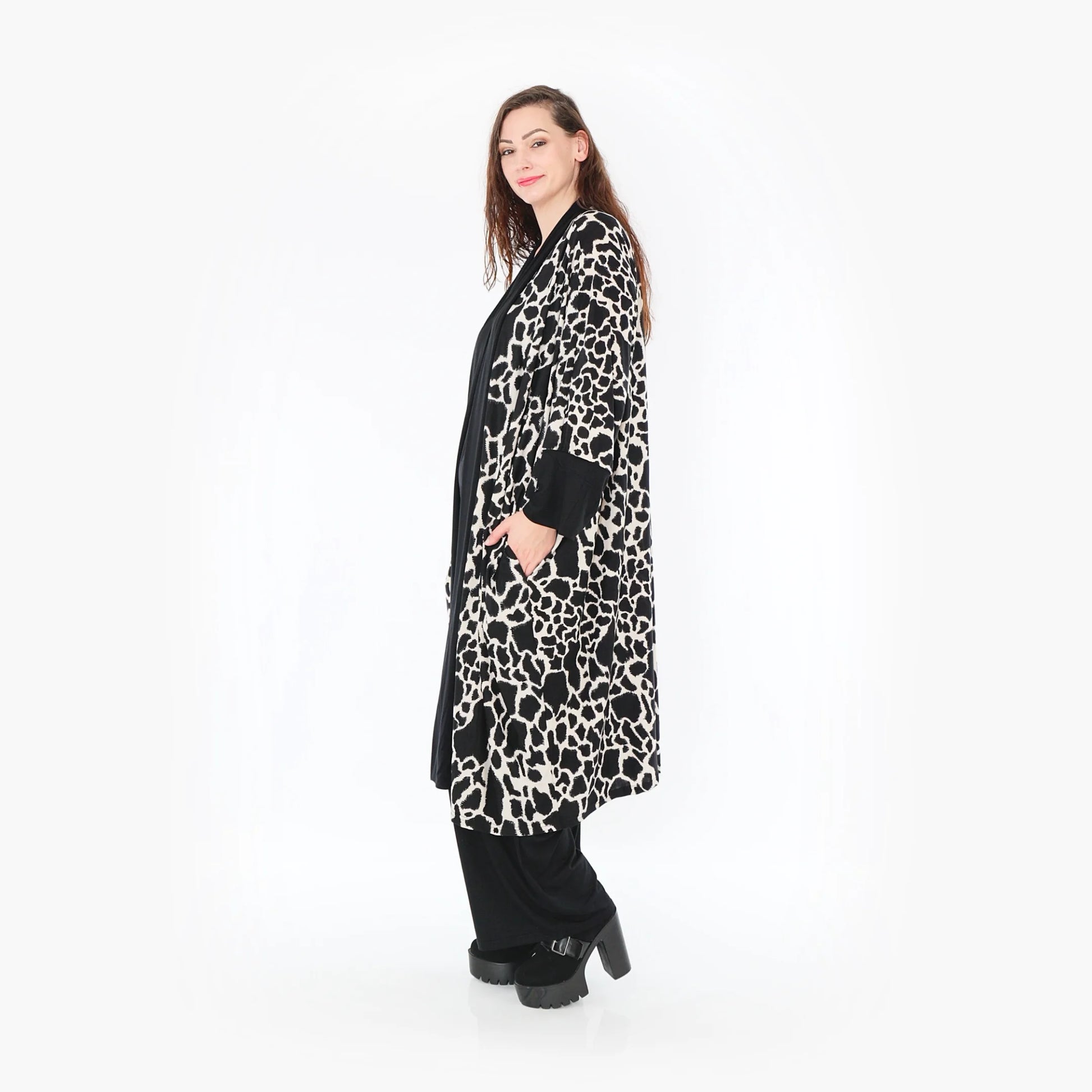  Trendige Jacke in Schwarz-Beige mit Leopardenmuster für Plus Size und Curvy Fashion