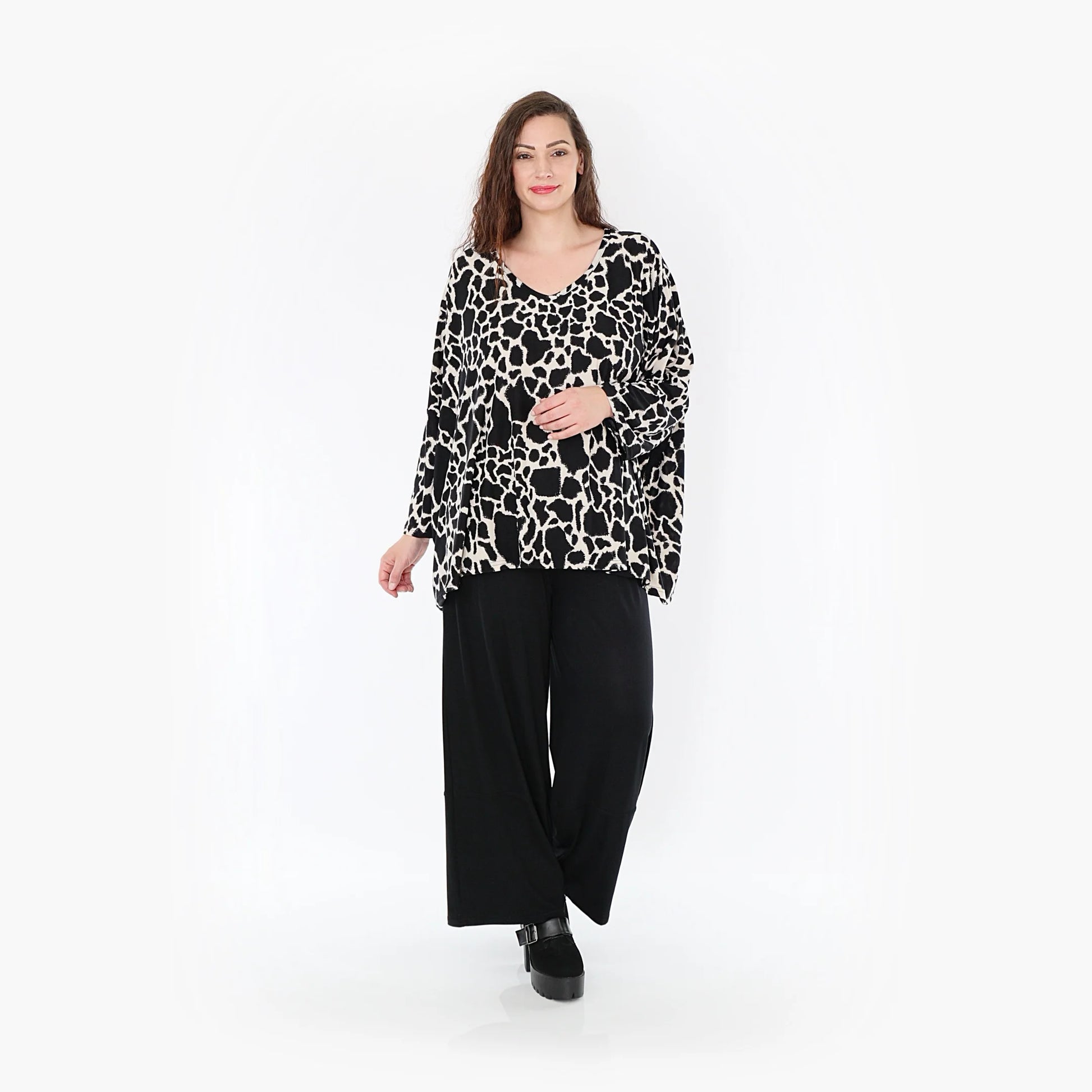  Elegantes Oversize-Shirt in Schwarz-Ecru mit Leopardenmuster für Curvy-Fashion-Liebhaberinnen