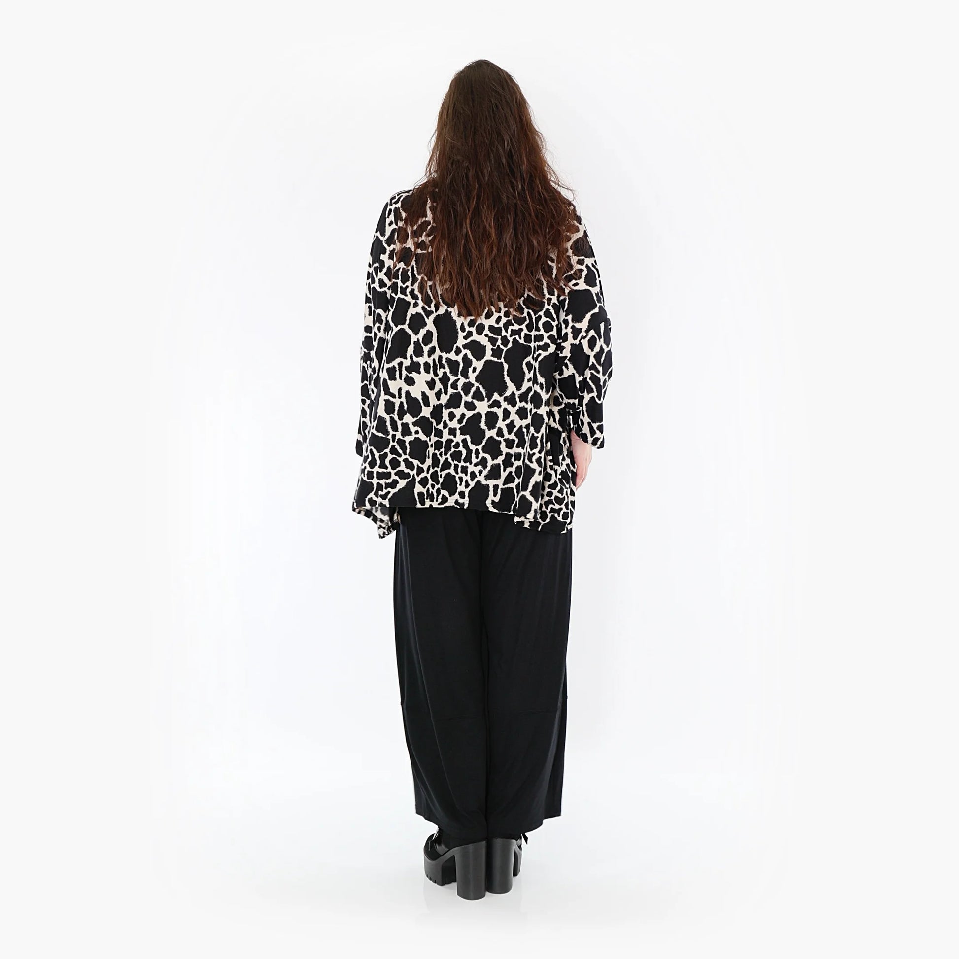  Elegantes Oversize-Shirt in Schwarz-Ecru mit Leopardenmuster für Curvy-Fashion-Liebhaberinnen