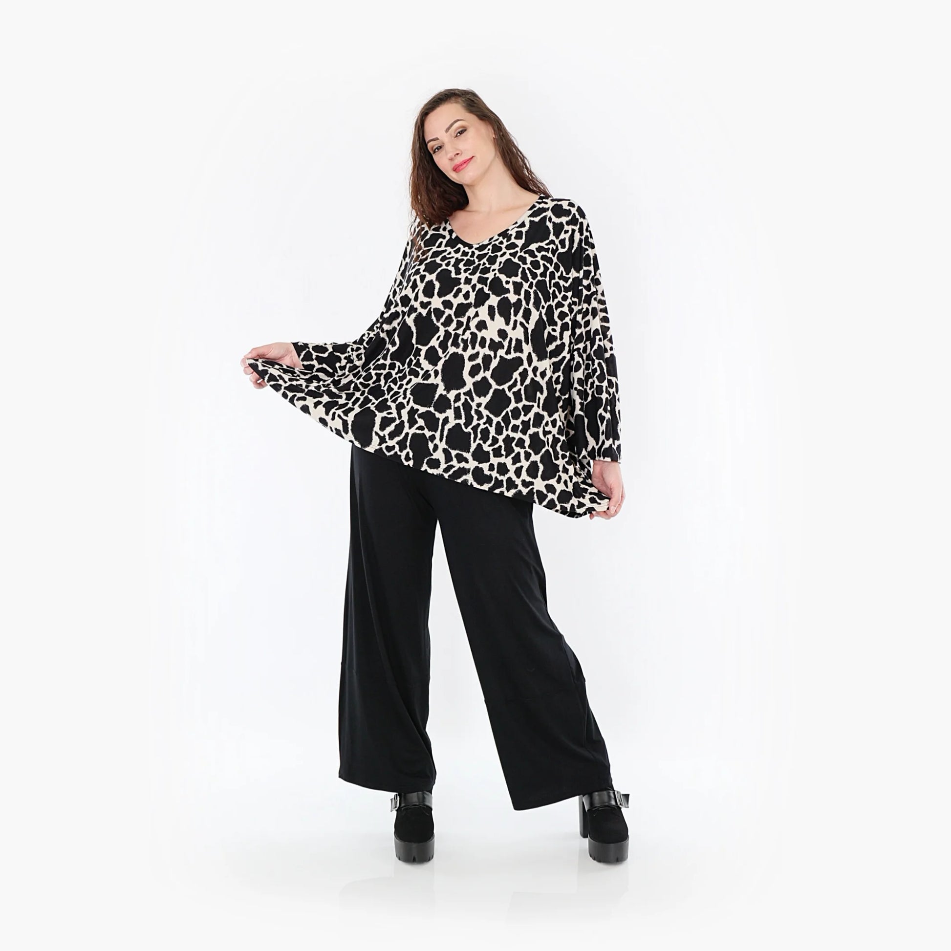  Elegantes Oversize-Shirt in Schwarz-Ecru mit Leopardenmuster für Curvy-Fashion-Liebhaberinnen