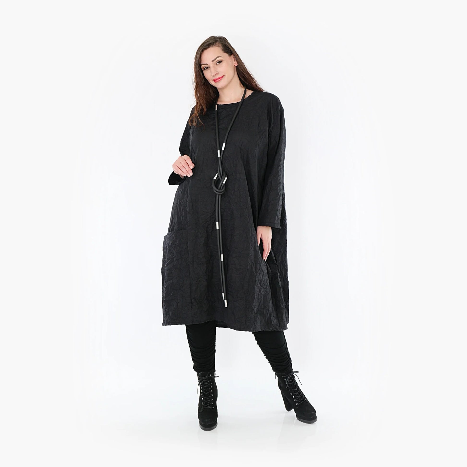  Schwarzes zeitloses Kleid mit geradem Schnitt und langen Ärmeln, perfekt für Plus Size und Curvy Fashion