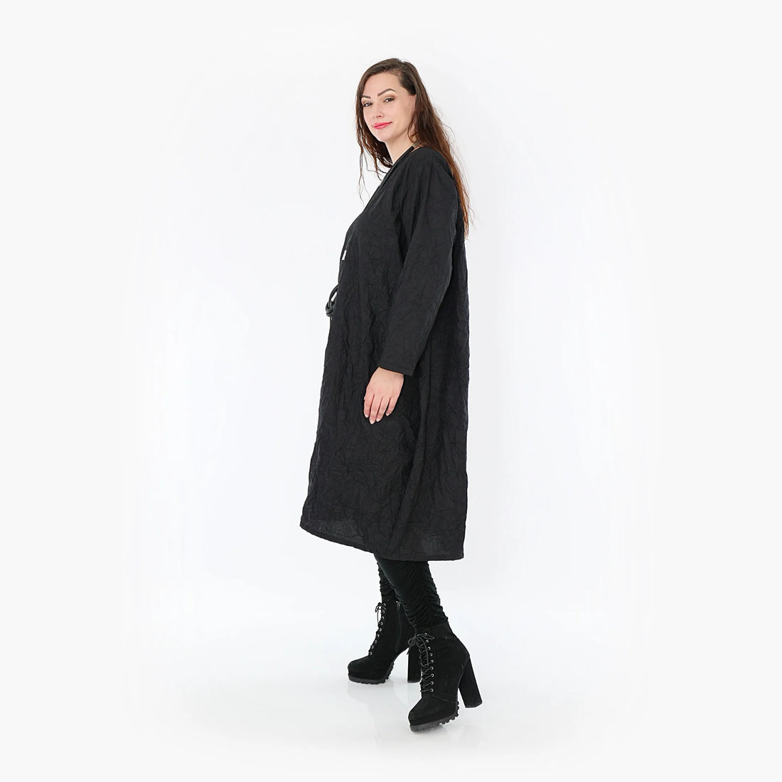  Schwarzes zeitloses Kleid mit geradem Schnitt und langen Ärmeln, perfekt für Plus Size und Curvy Fashion