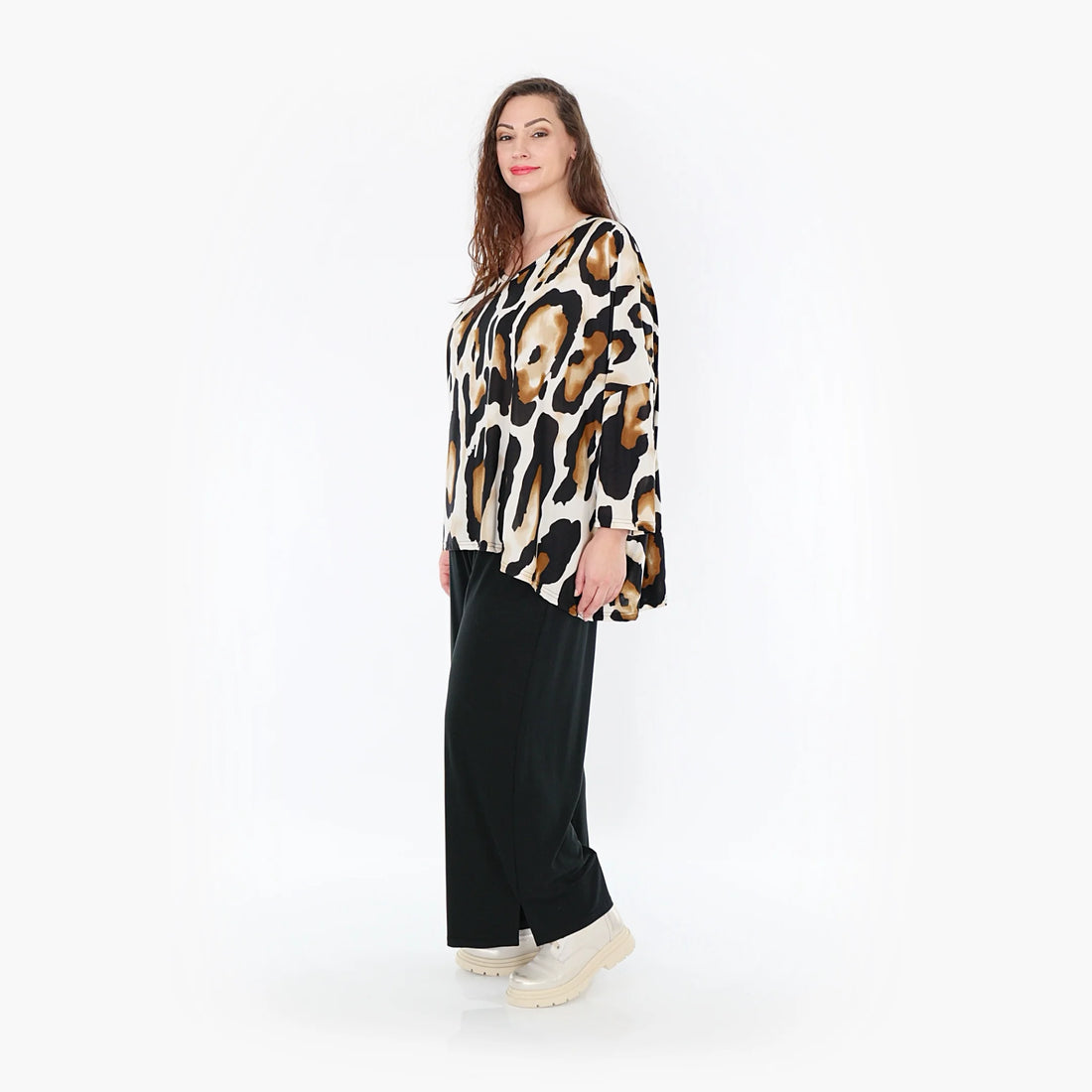  Kastiges Shirt mit elegantem Leopard-Muster in Schwarz-Weiß-Cognac aus feinem Slinky-Stoff für Curvy Mode