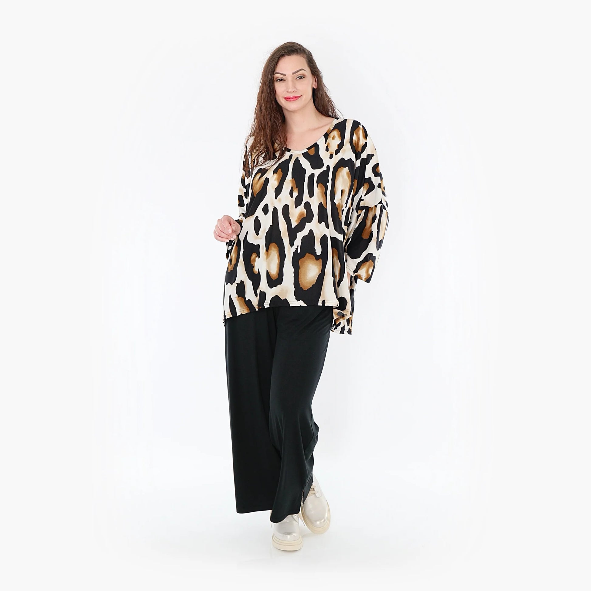  Kastiges Shirt mit elegantem Leopard-Muster in Schwarz-Weiß-Cognac aus feinem Slinky-Stoff für Curvy Mode