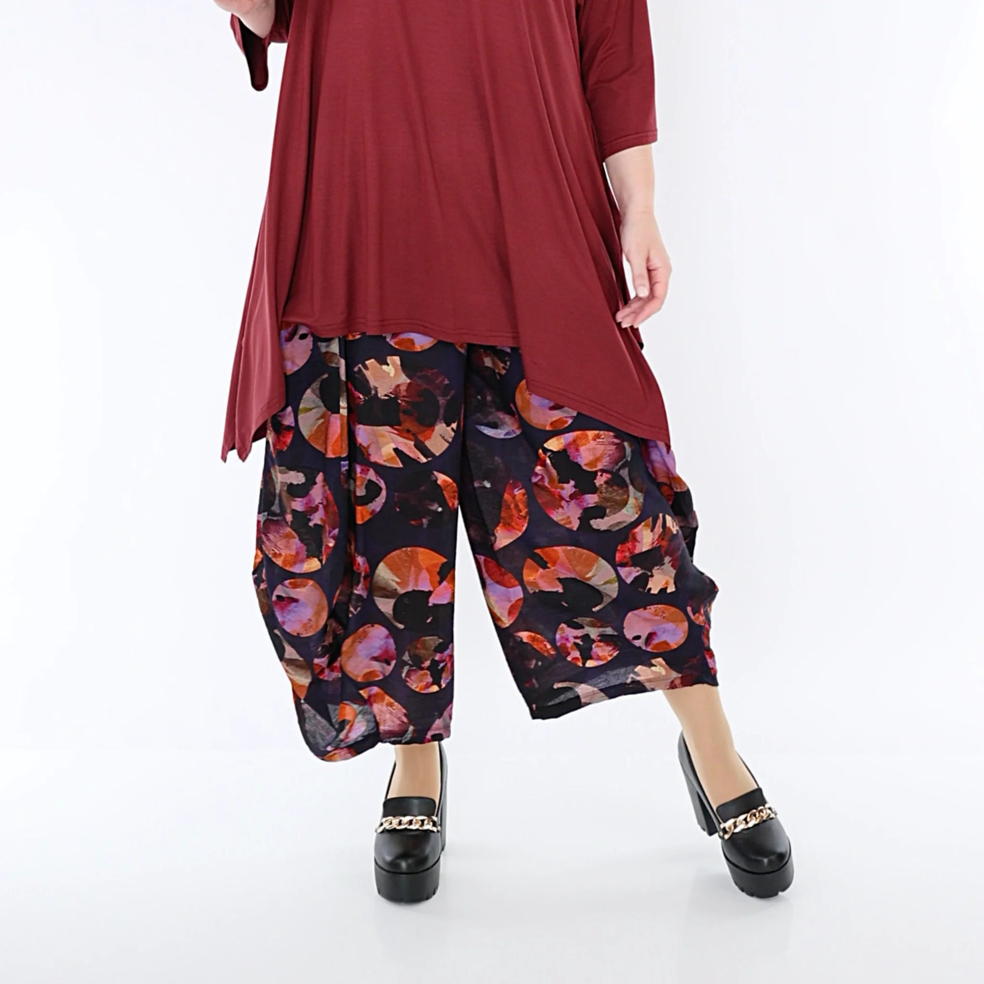  Lässige Ballonhose aus leichtem Viskose-Chiffon mit buntem Punktemuster für Plus Size Fashion