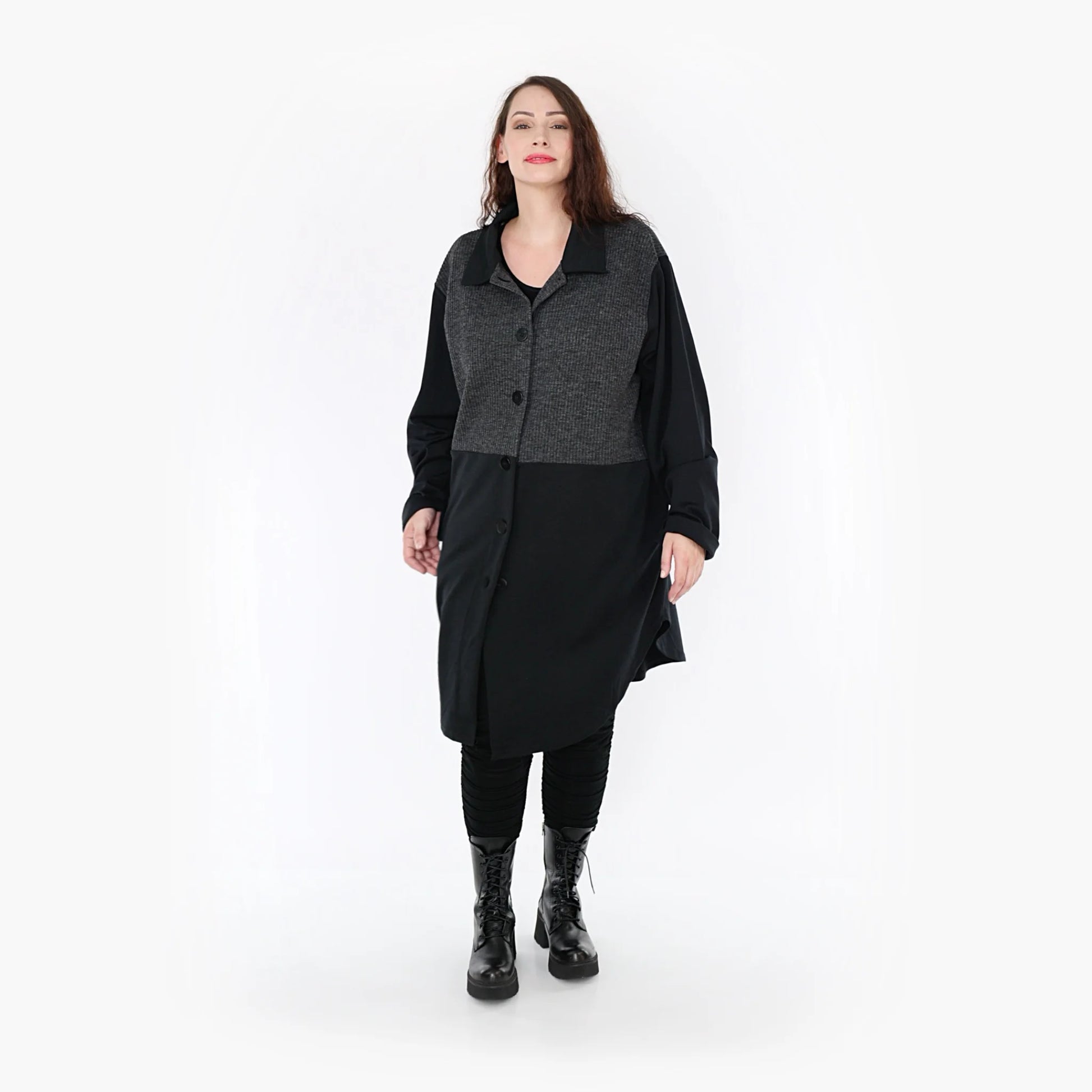  Stylische Bluse im Lagenlook in Schwarz-Grau mit praktischen Taschen für den Plus-Size-Look