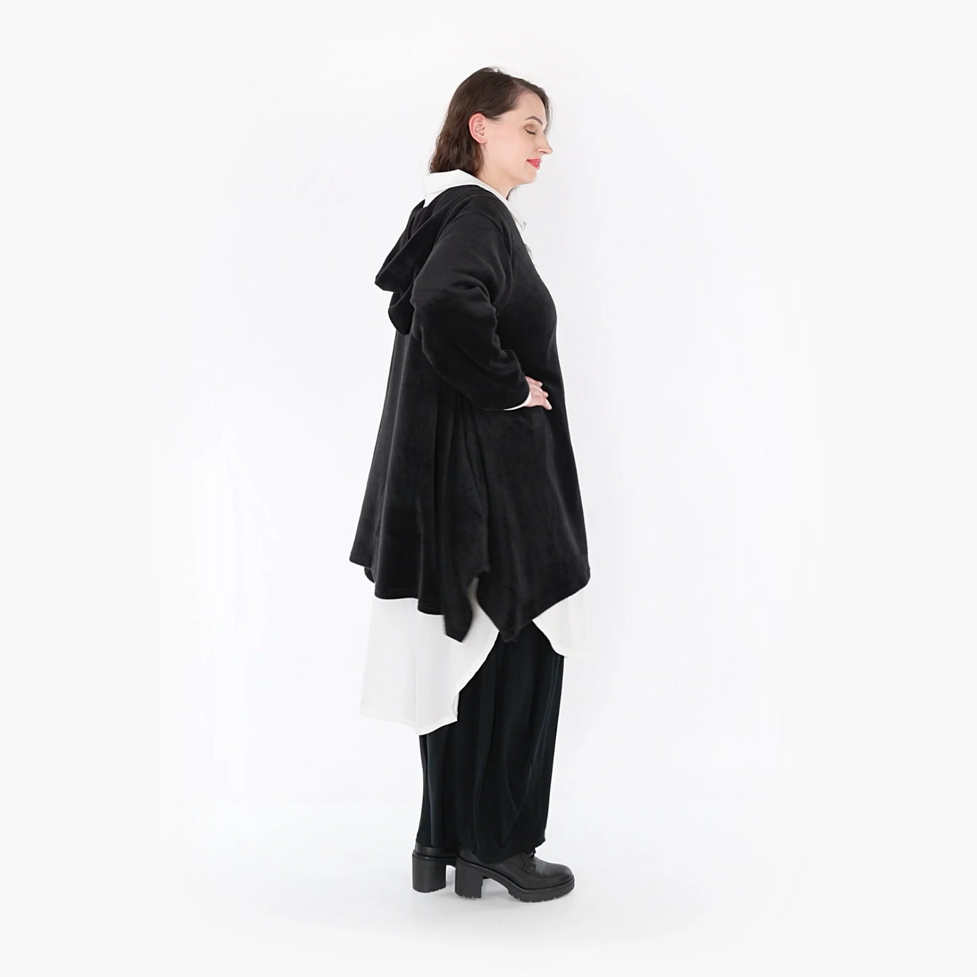  Oversized A-Form Jacke in Schwarz aus hochwertigem Fleece mit Kapuze und praktischen Taschen