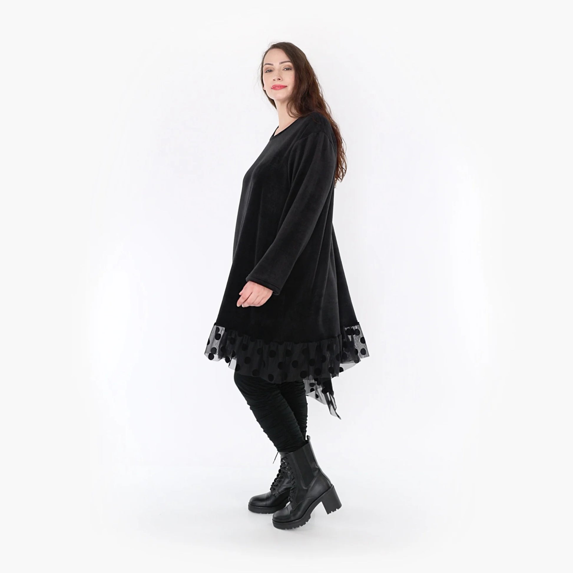  Asymmetrisches Plus-Size Kleid aus warmem Fleece mit Punkten-Tüll-Applikation und Rundhalsausschnitt