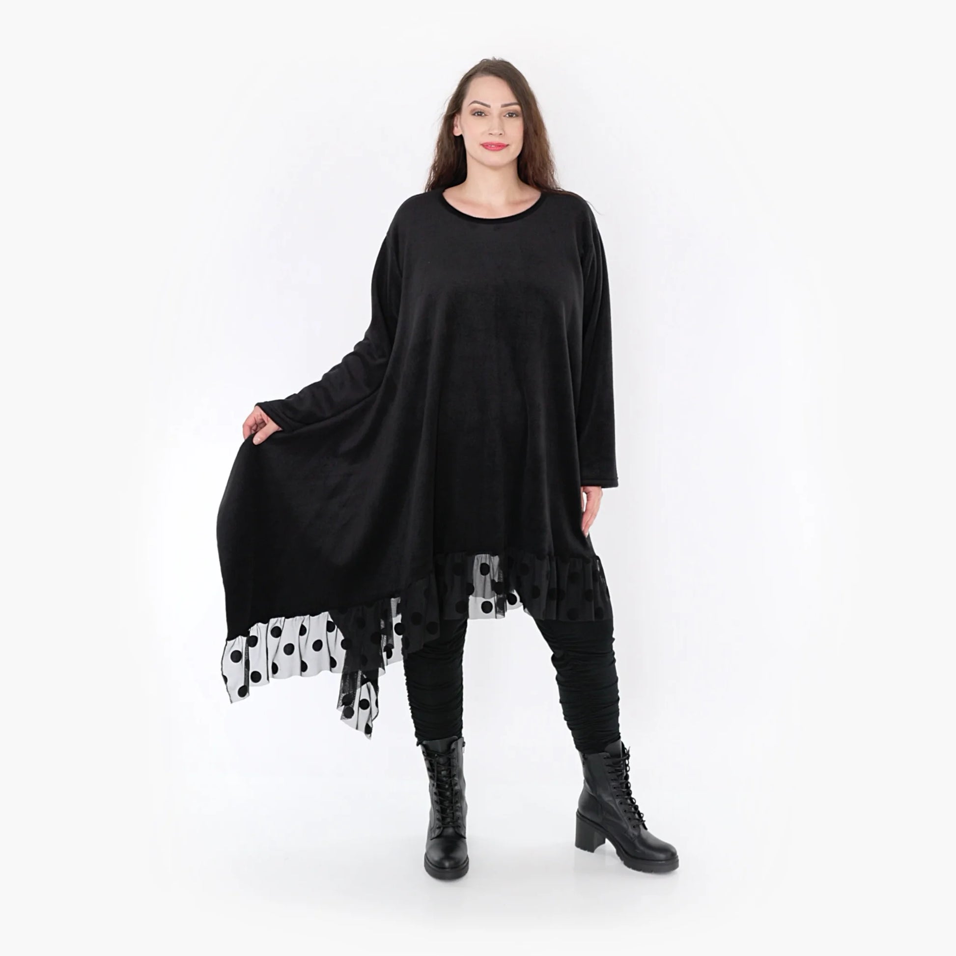  Asymmetrisches Plus-Size Kleid aus warmem Fleece mit Punkten-Tüll-Applikation und Rundhalsausschnitt