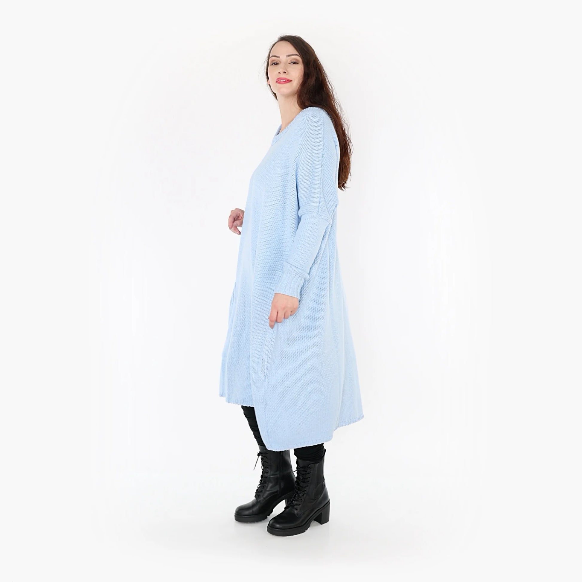  Kuscheliges hellblaues Strickkleid mit Oversize-Form und praktischen Taschen für gemütliche Herbsttage