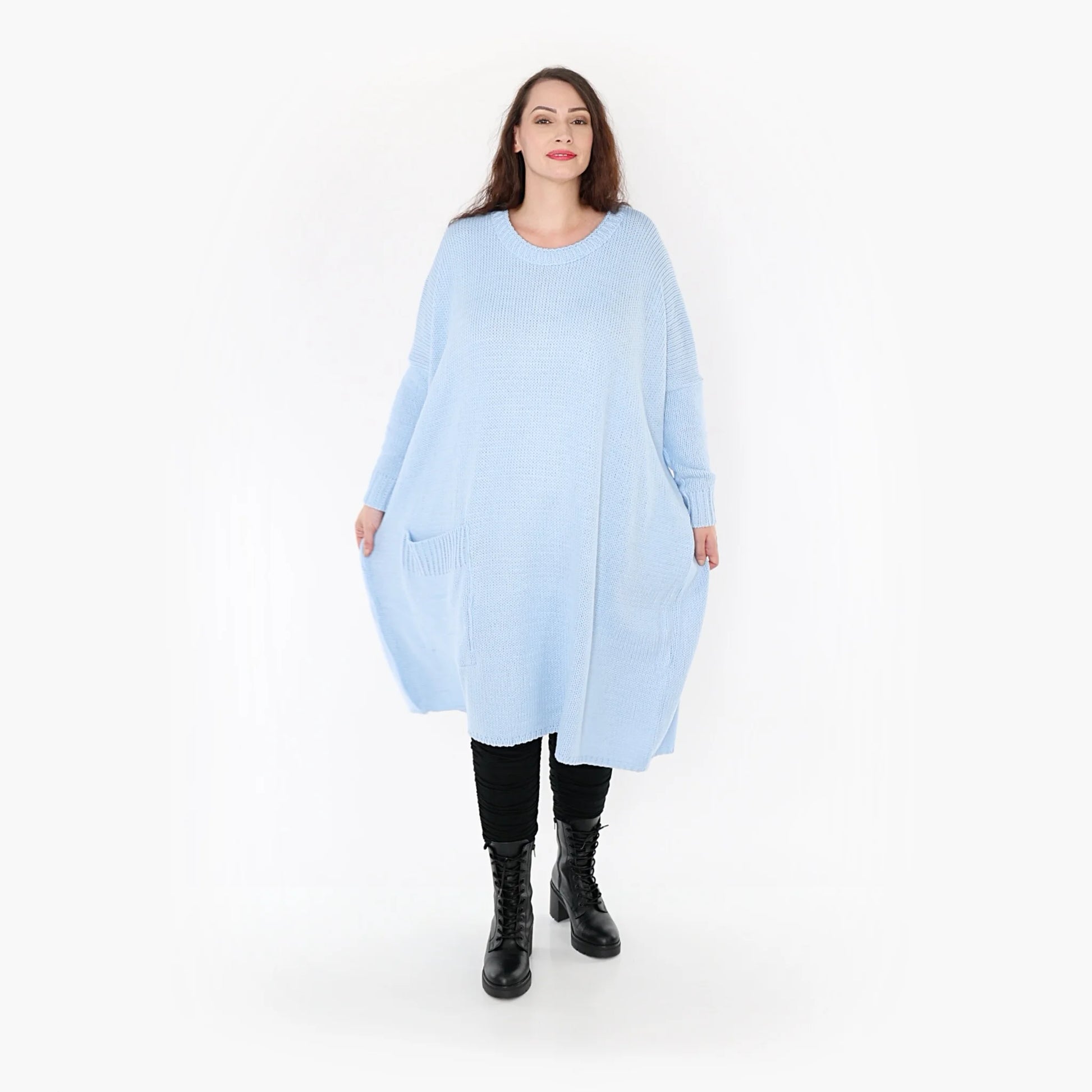  Kuscheliges hellblaues Strickkleid mit Oversize-Form und praktischen Taschen für gemütliche Herbsttage