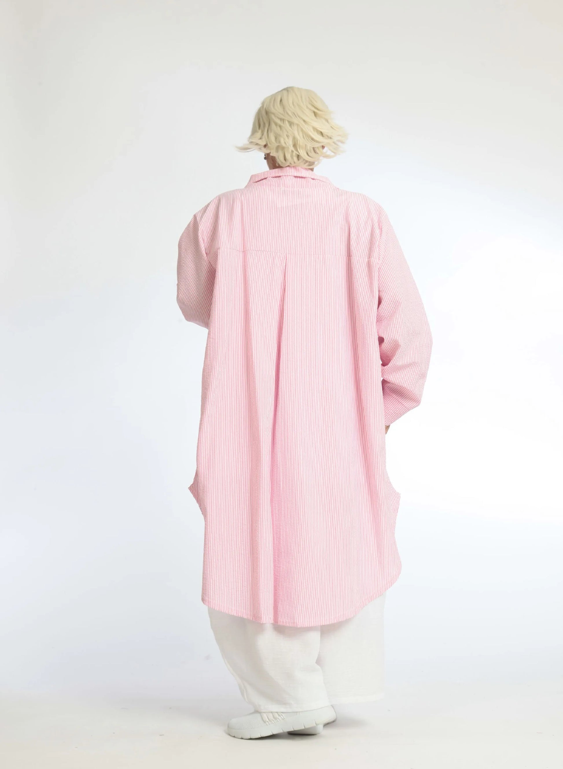  Legere Bluse aus weichem Seersucker in strahlendem Pink mit elegantem Kragen und praktischen Knöpfen