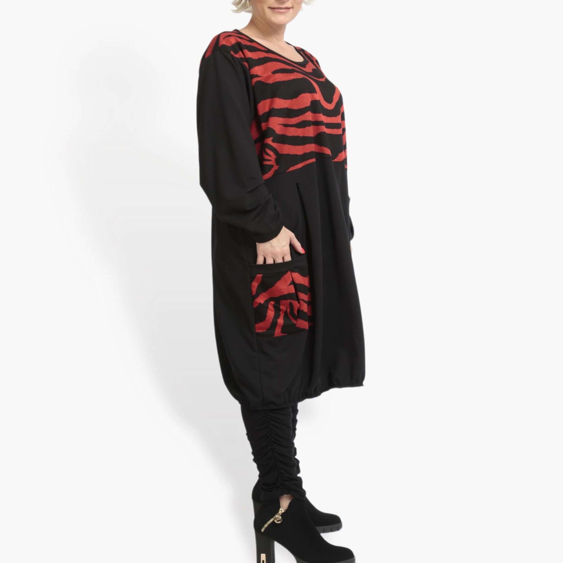  Ballonkleid mit Zebra-Muster in Schwarz-Rot für Lagenlook und Oversize Style mit Taschen