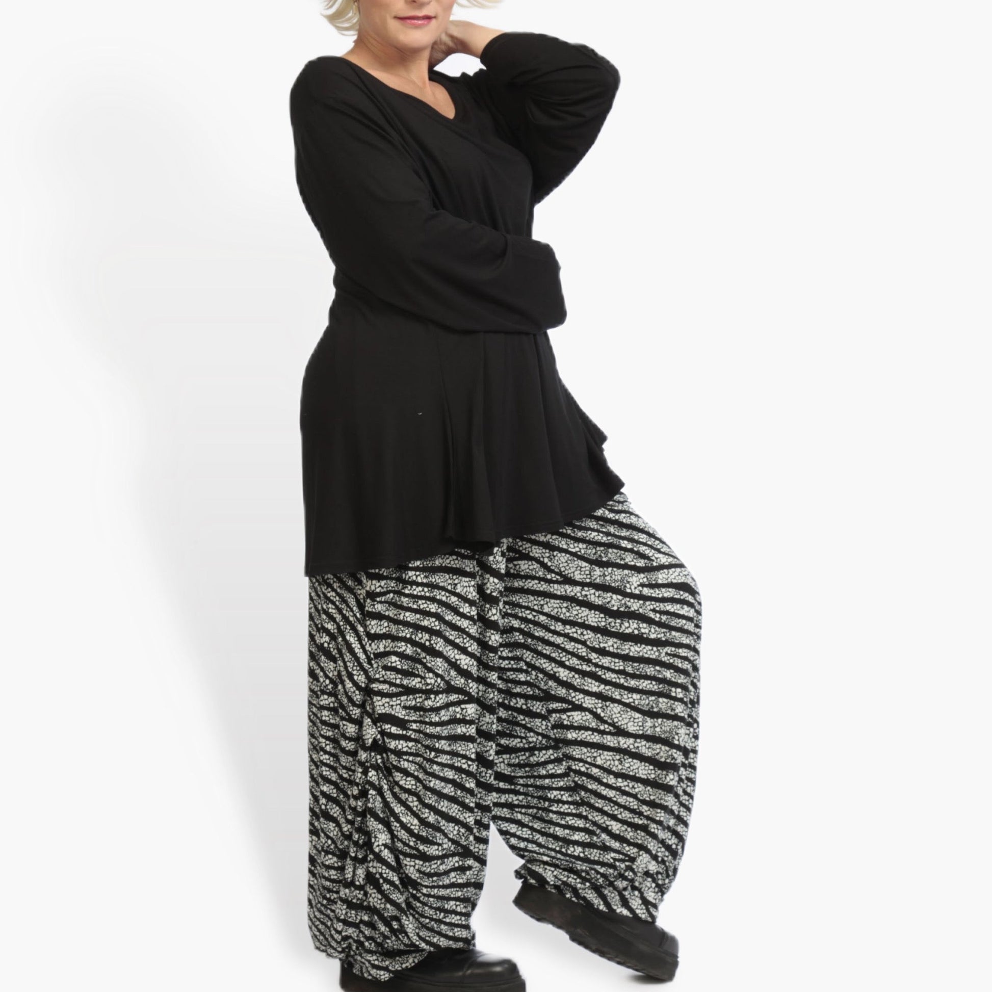  Stylische Ballonhose in elegantem Schwarz-Weiß mit Raffung, ideal für Plus Size Fashion